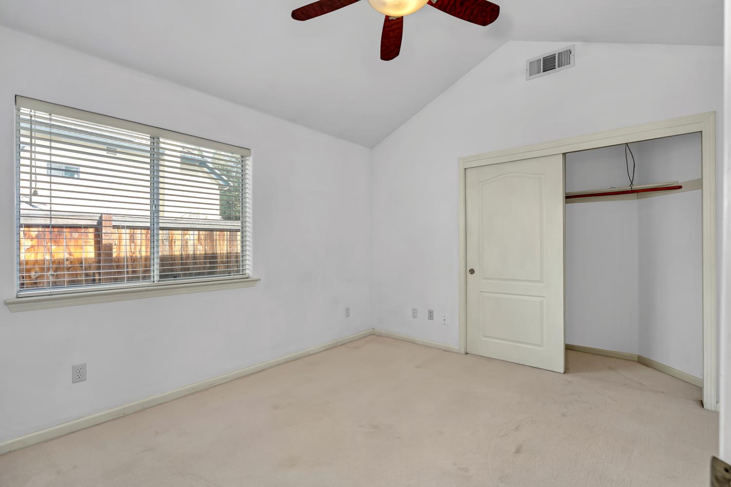 9484 N Woodmont Dr, Fresno, CA 93720