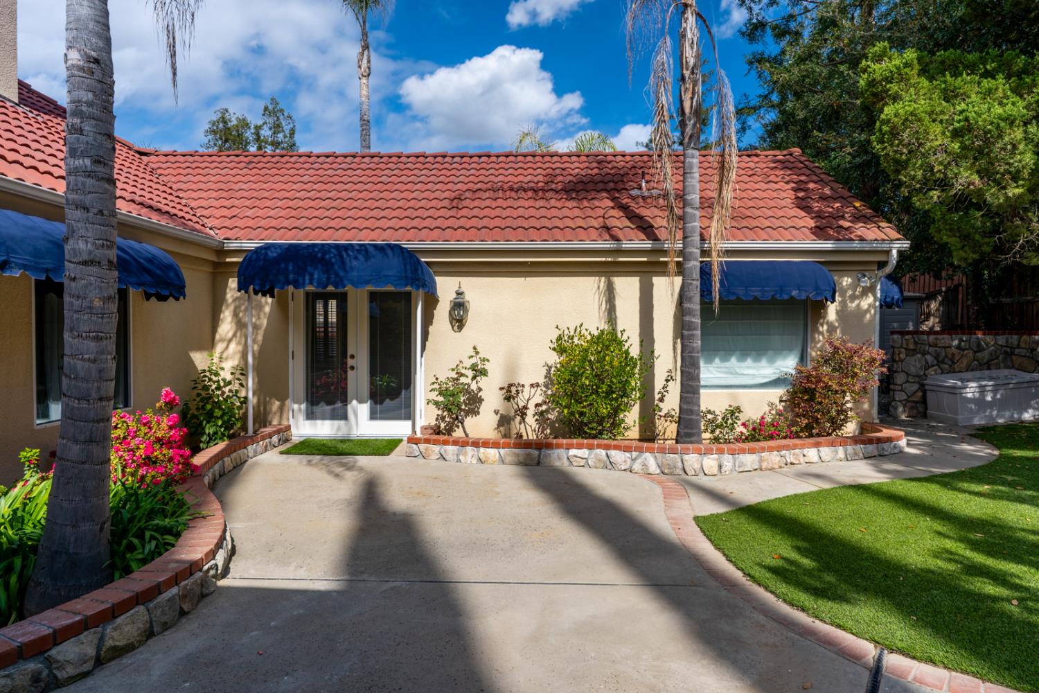 9484 N Woodmont Dr, Fresno, CA 93720