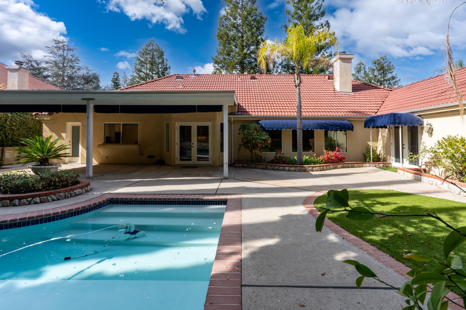 9484 N Woodmont Dr, Fresno, CA 93720