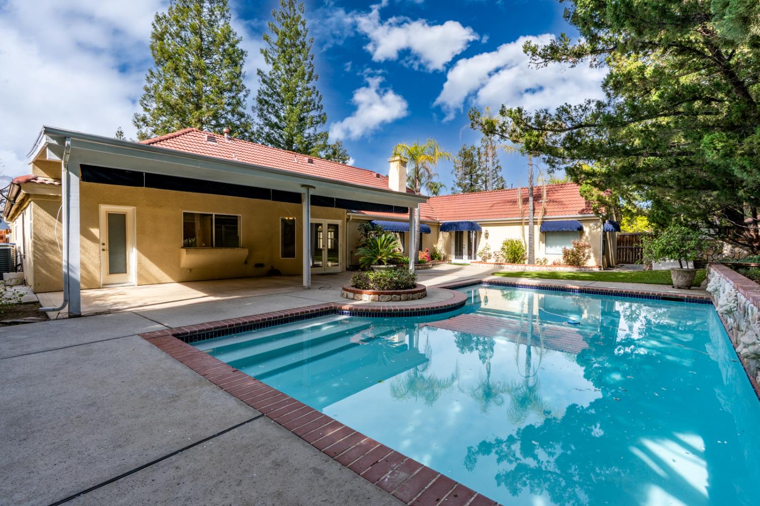 9484 N Woodmont Dr, Fresno, CA 93720