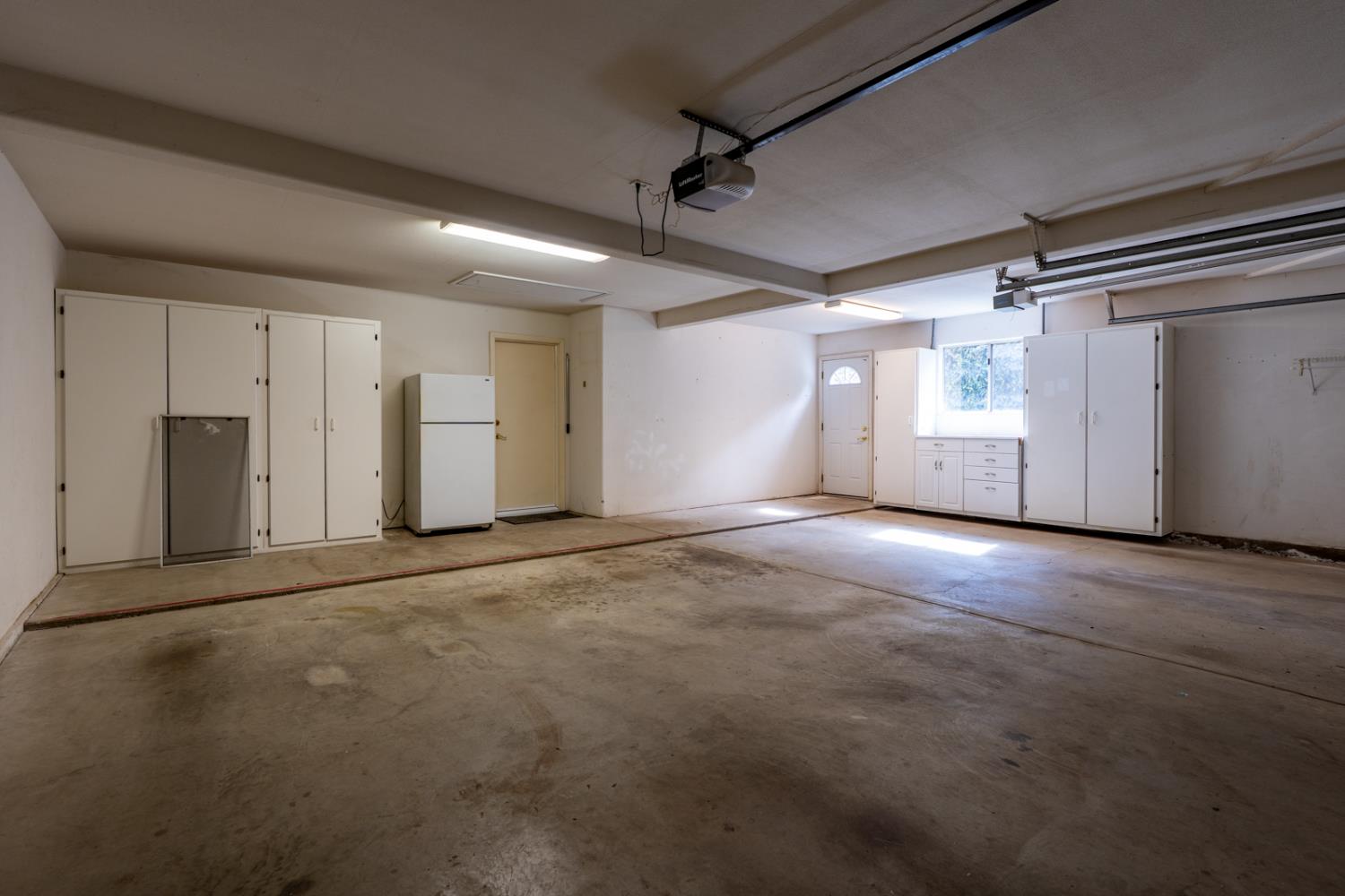 9484 N Woodmont Dr, Fresno, CA 93720