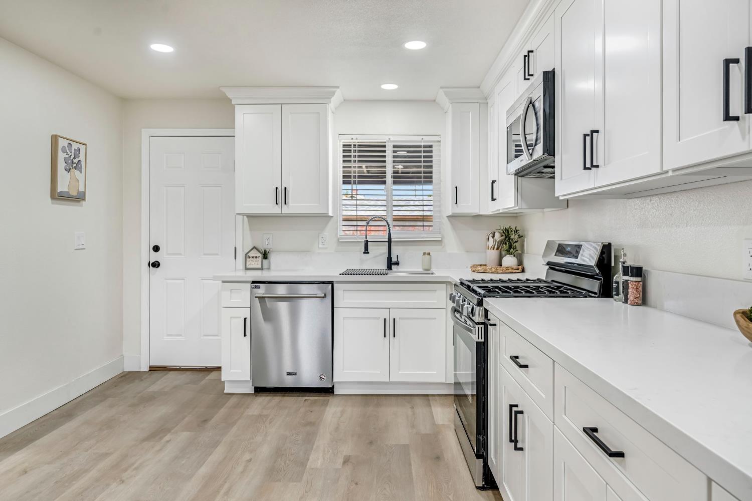 306 W Beechwood Ave, Pinedale, CA 93650