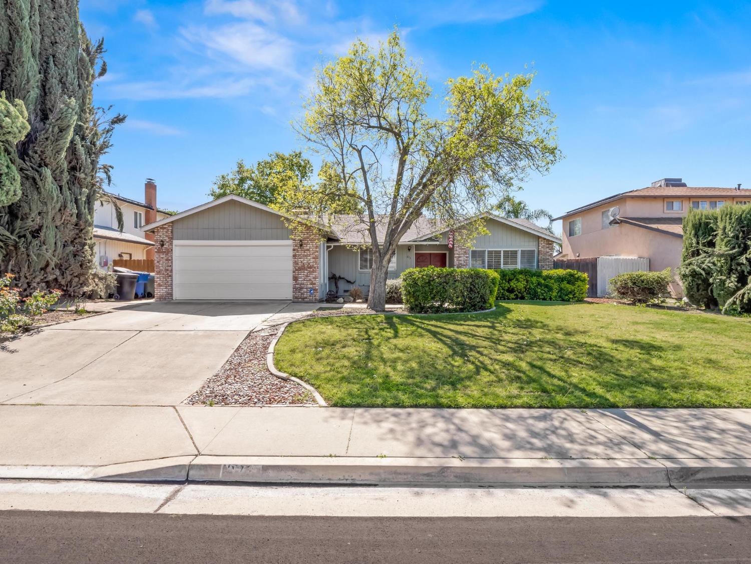873 Cedar Ln, Lemoore, CA 93245