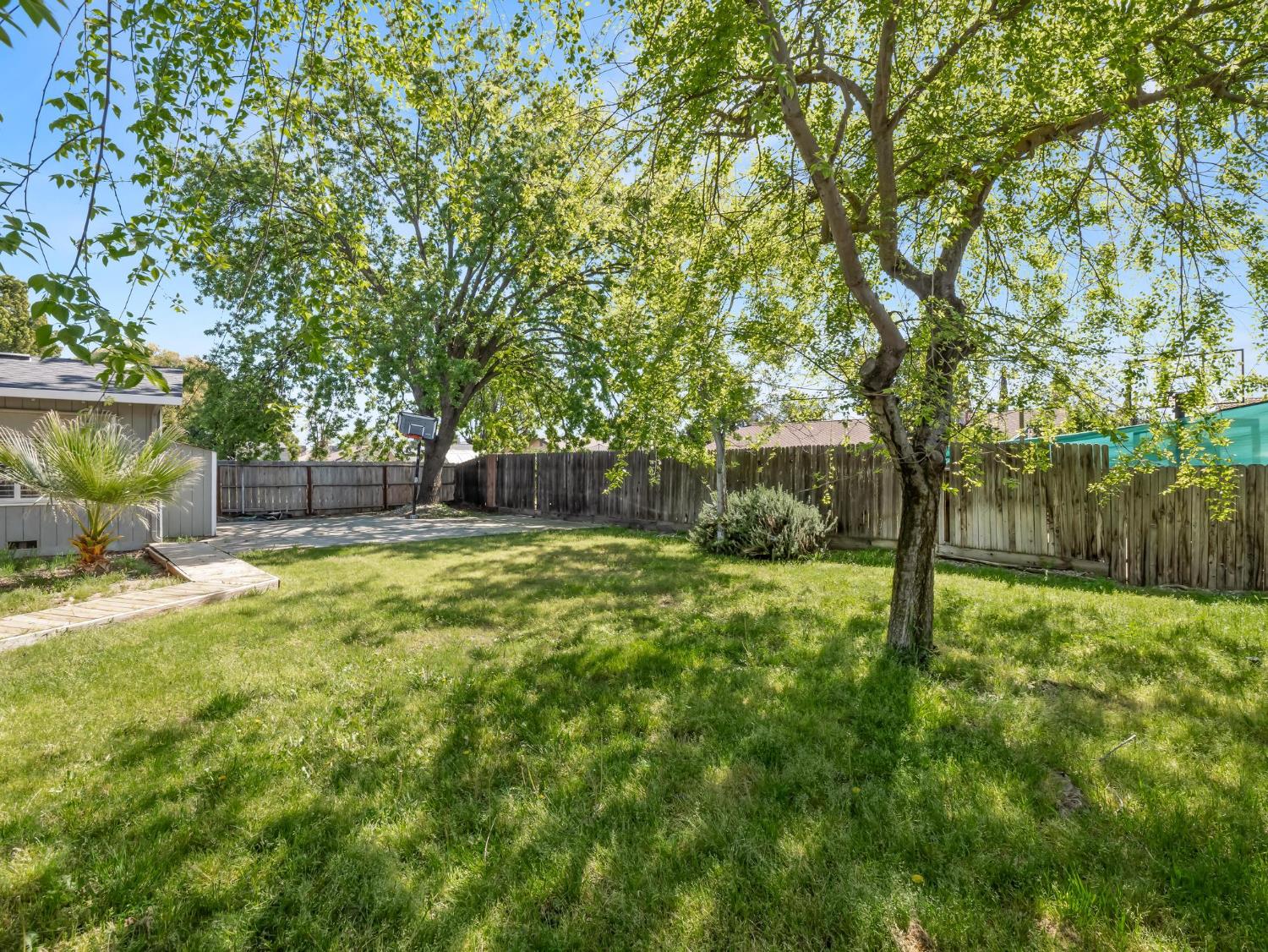873 Cedar Ln, Lemoore, CA 93245