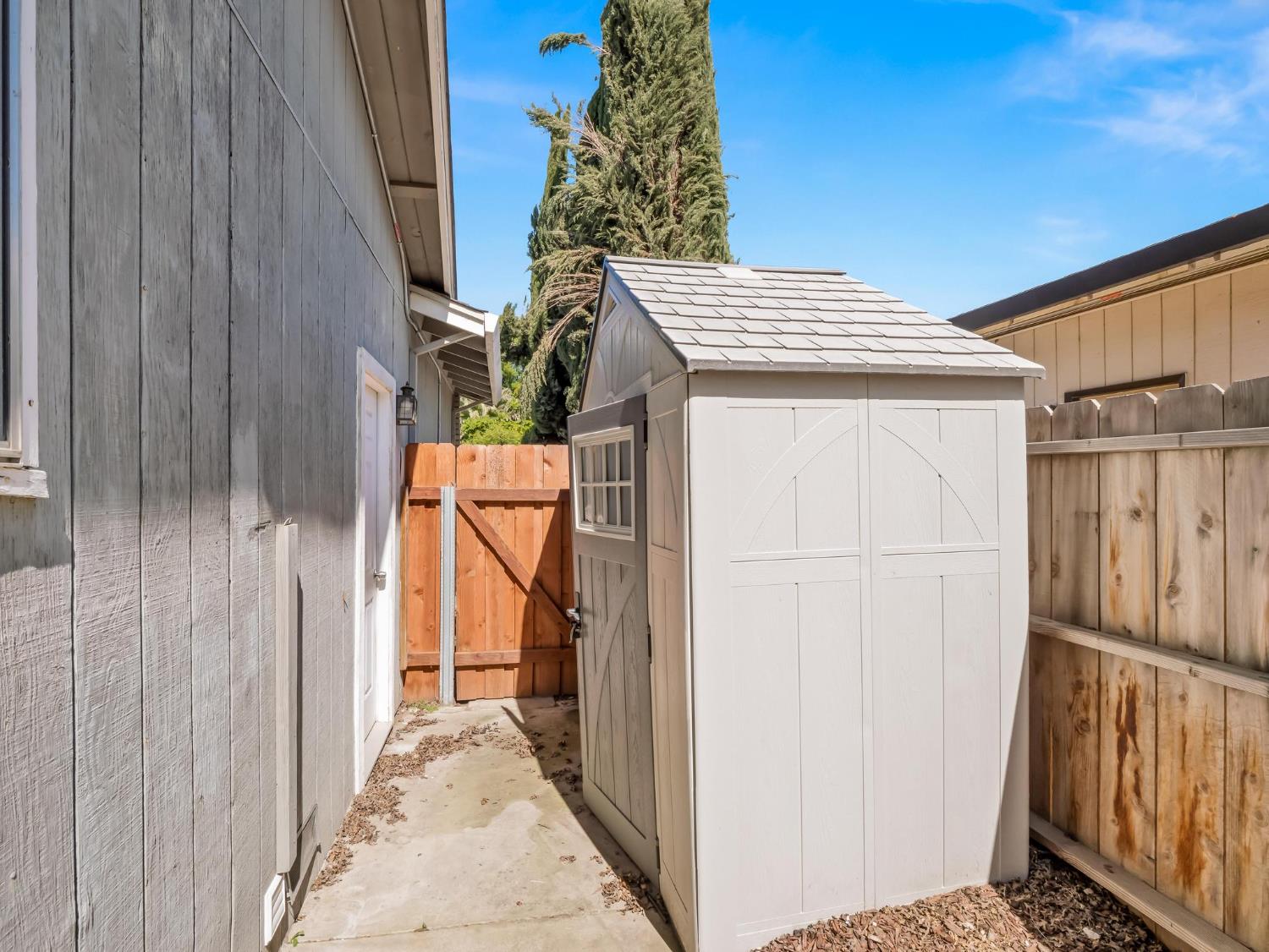 873 Cedar Ln, Lemoore, CA 93245