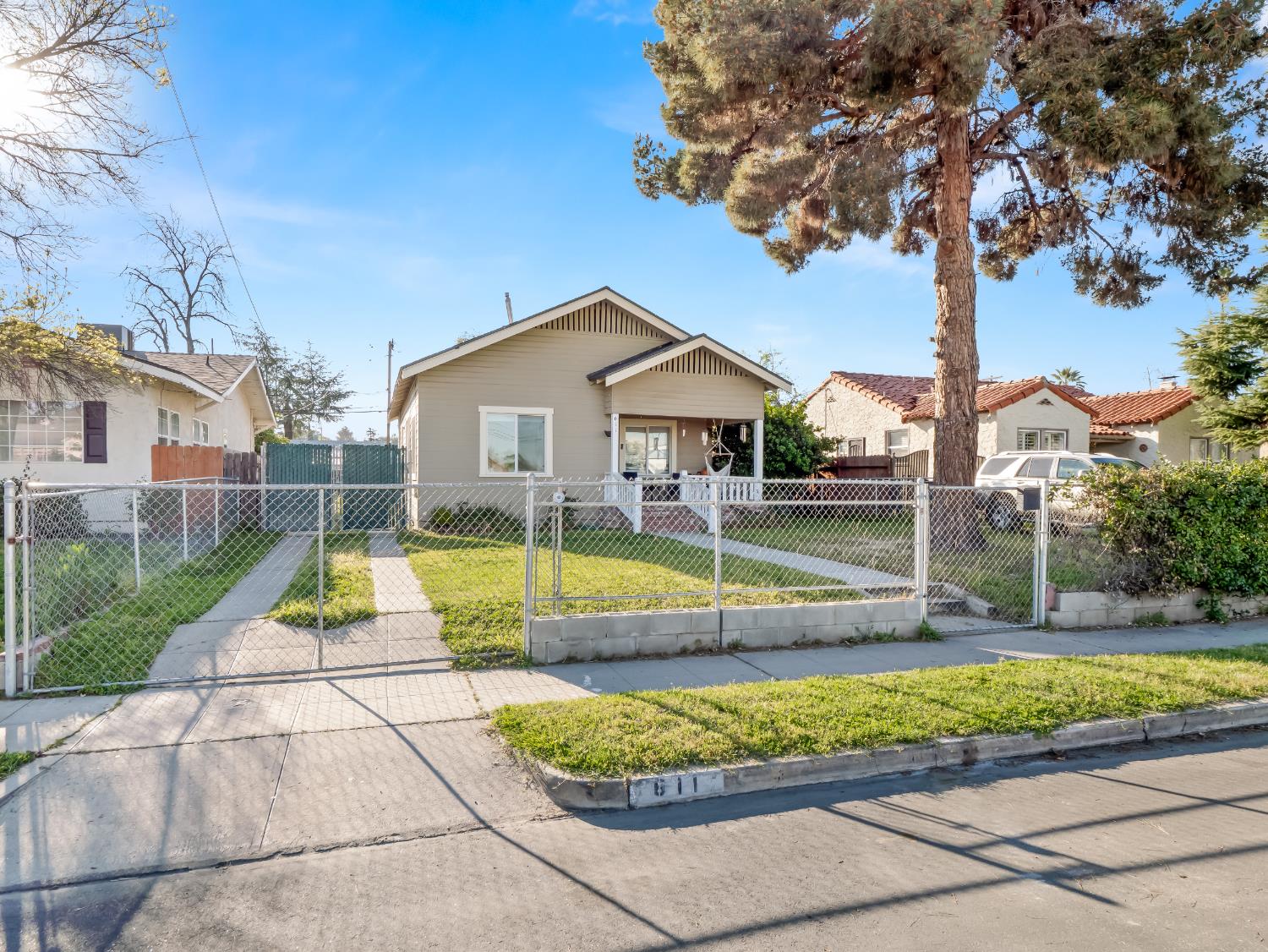 611 N Safford, Fresno, CA 93728