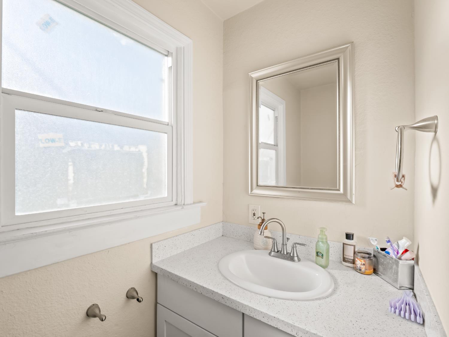 611 N Safford, Fresno, CA 93728