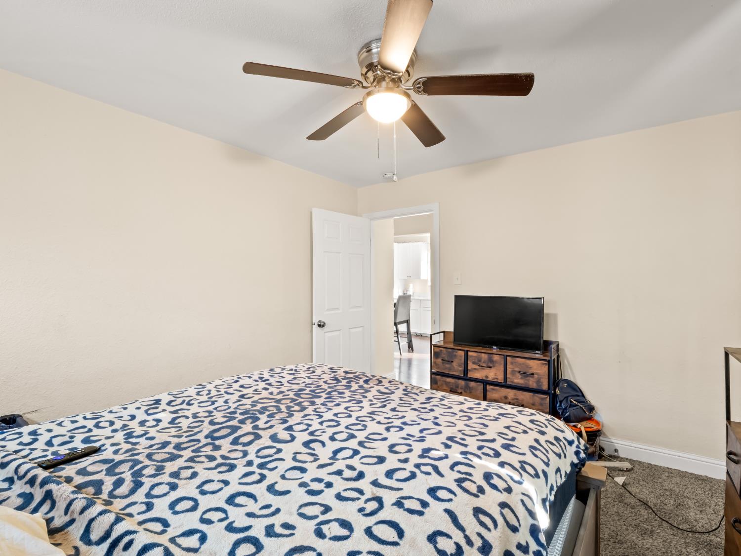 611 N Safford, Fresno, CA 93728