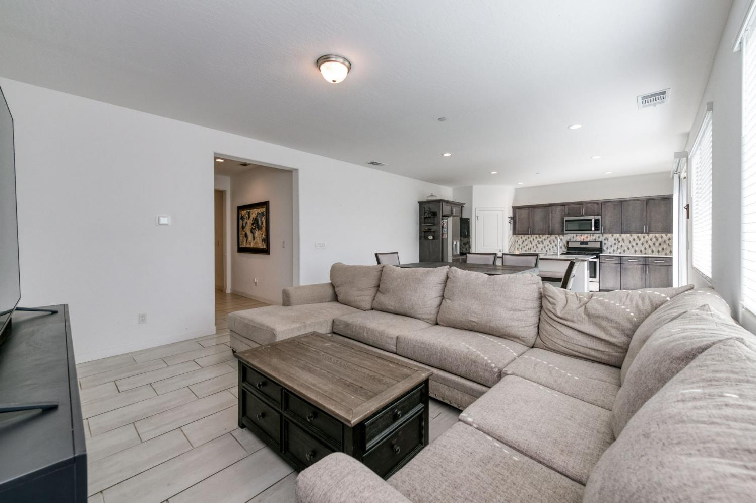 6137 W Richert Ave, Fresno, CA 93723