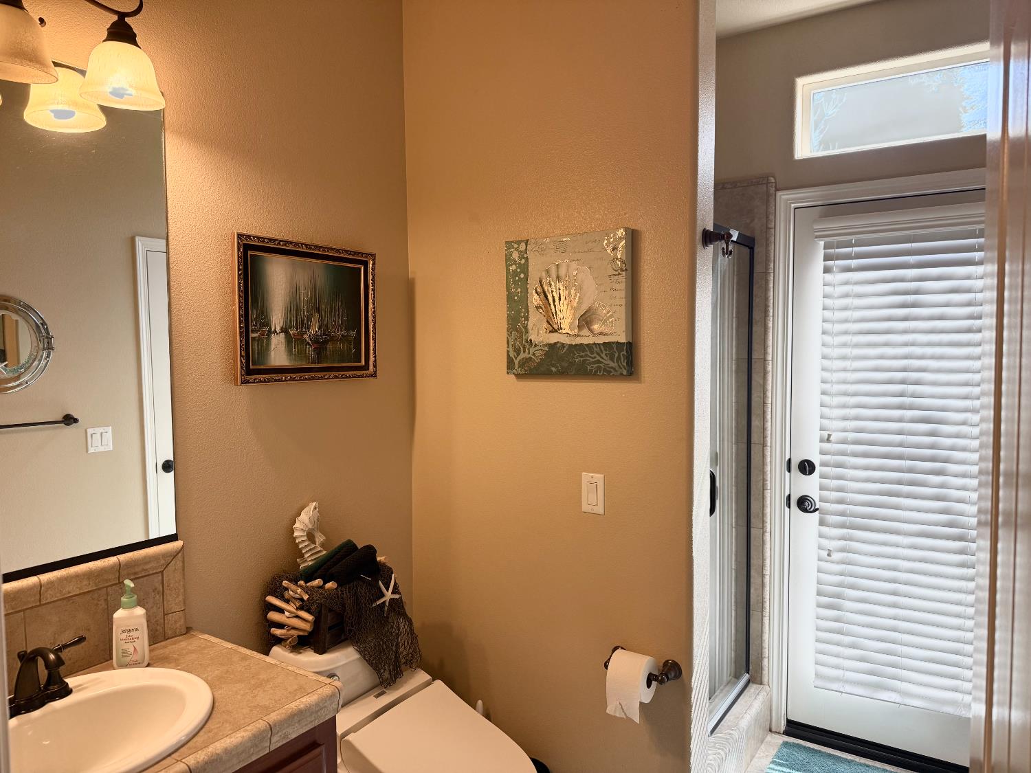 2670 Muncie Ave, Clovis, CA 93619