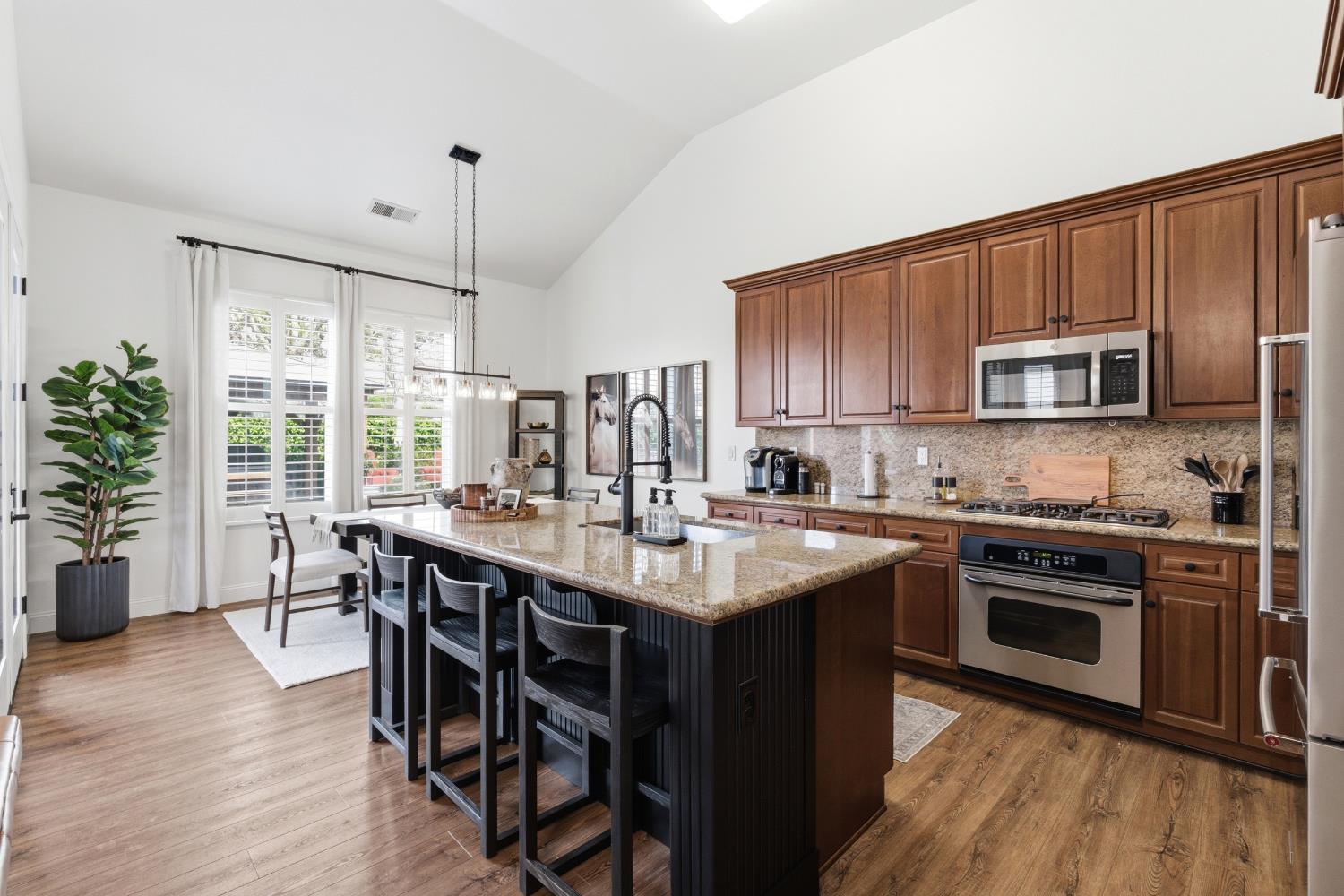 77 W Lester Ave, Clovis, CA 93619