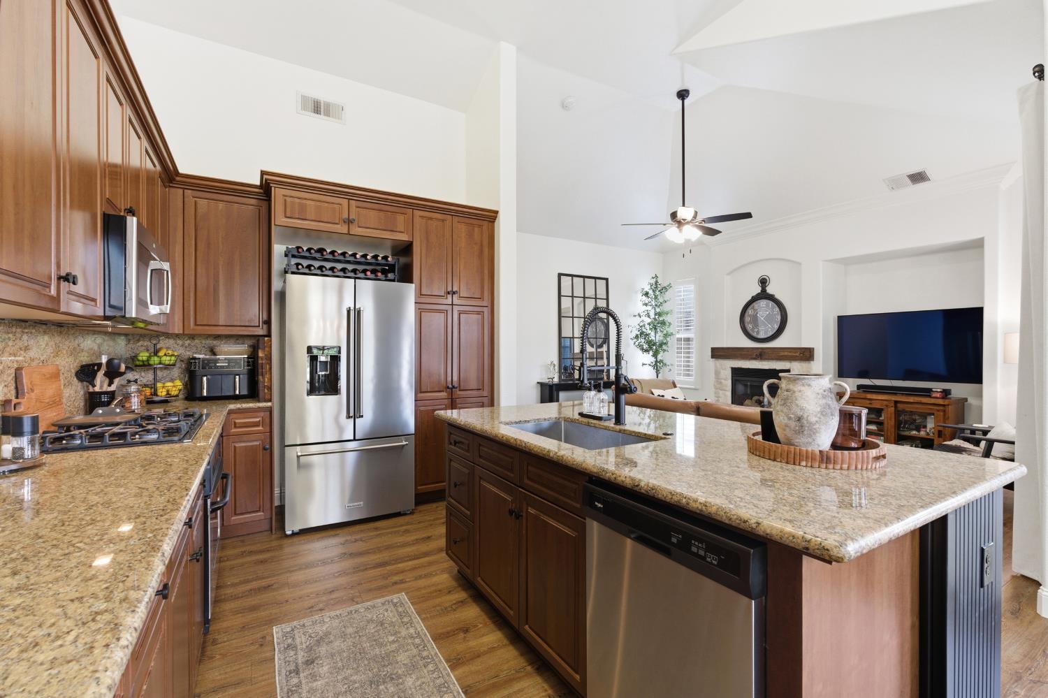 77 W Lester Ave, Clovis, CA 93619