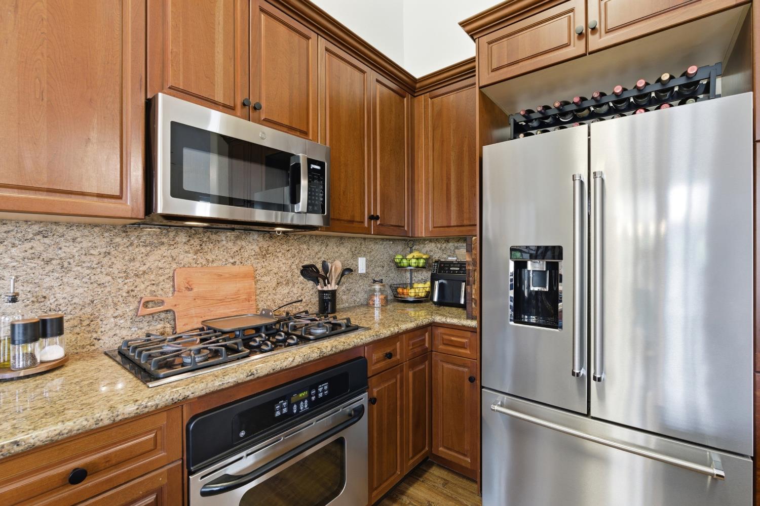 77 W Lester Ave, Clovis, CA 93619