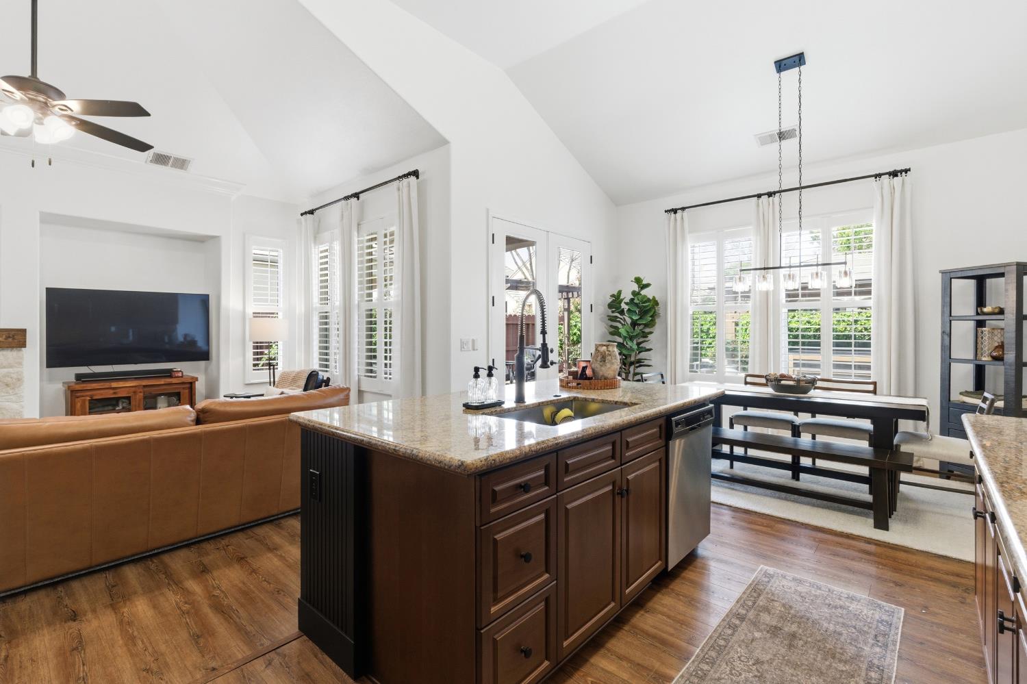 77 W Lester Ave, Clovis, CA 93619