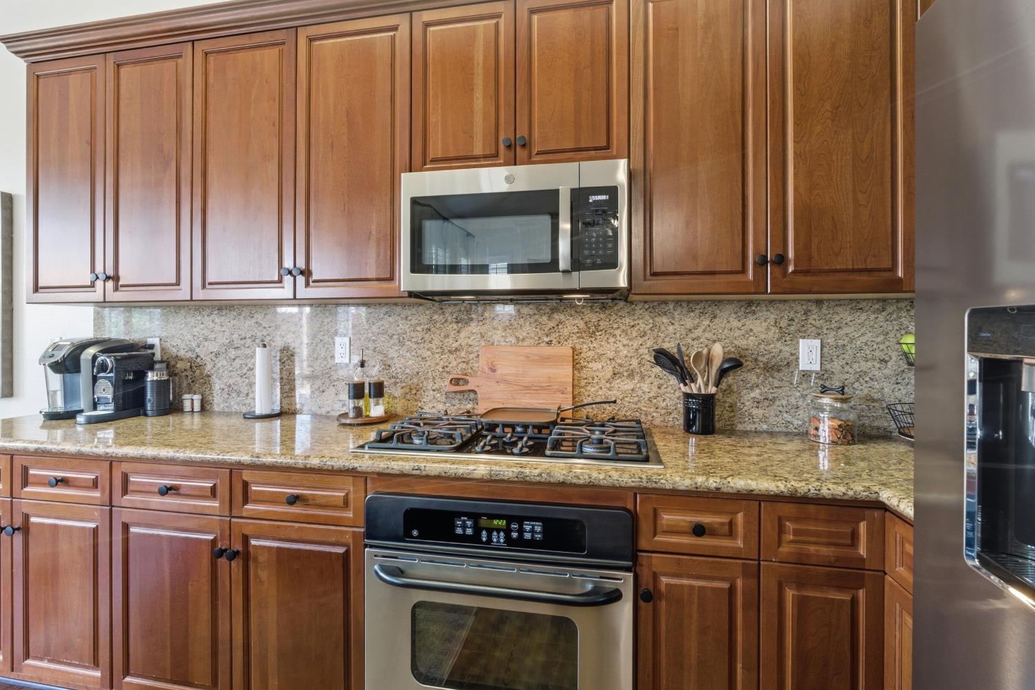 77 W Lester Ave, Clovis, CA 93619