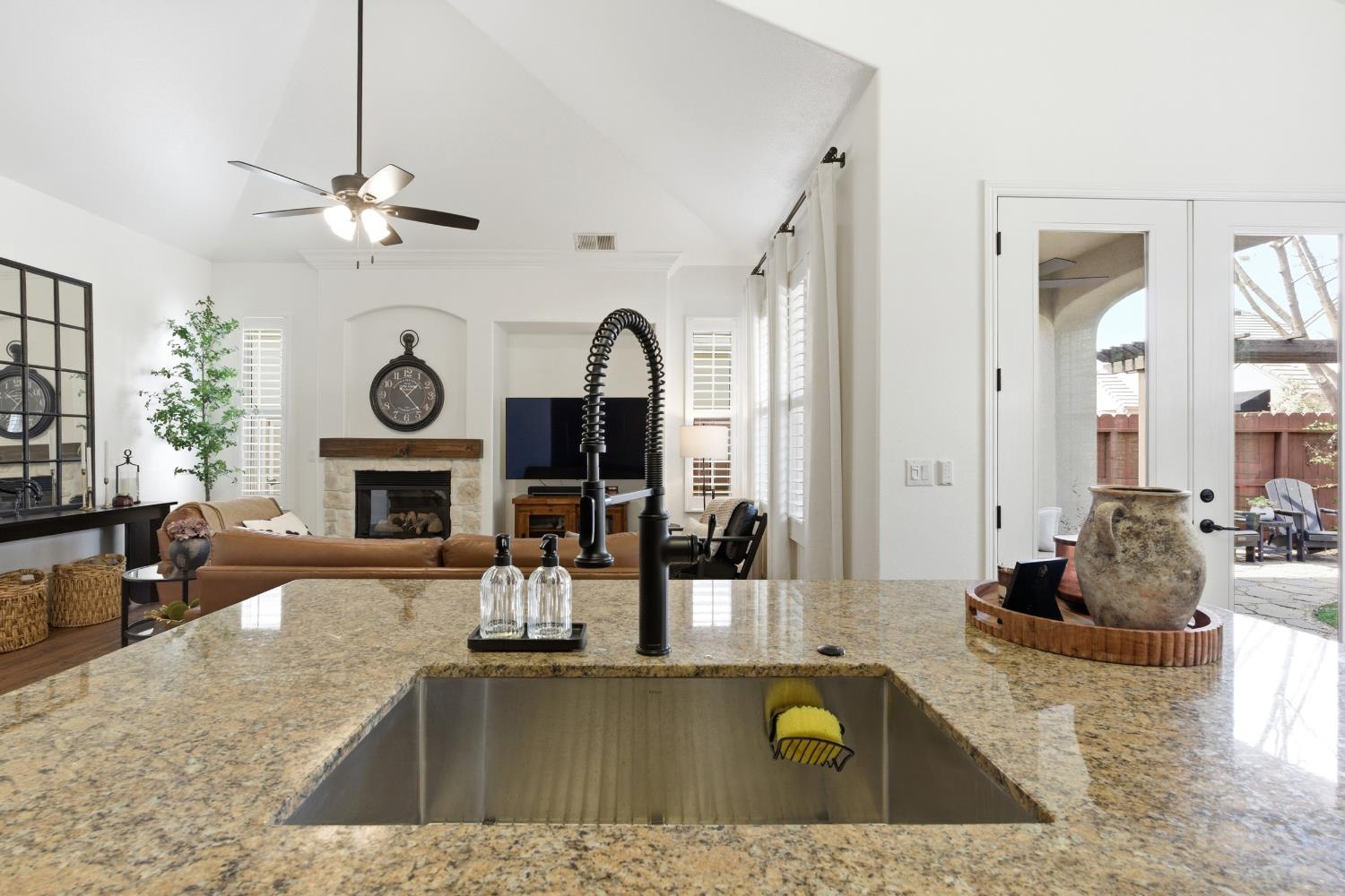 77 W Lester Ave, Clovis, CA 93619