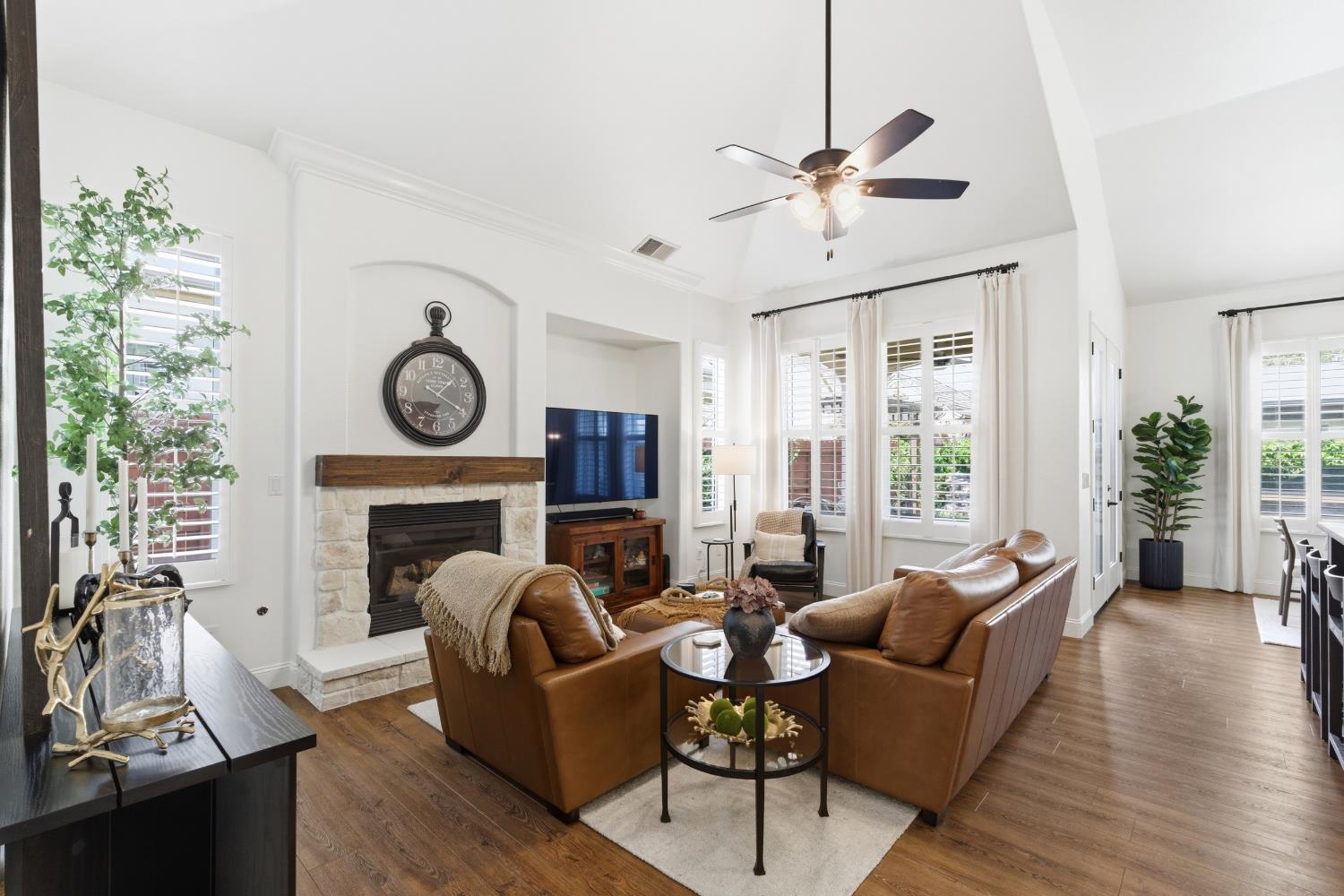 77 W Lester Ave, Clovis, CA 93619