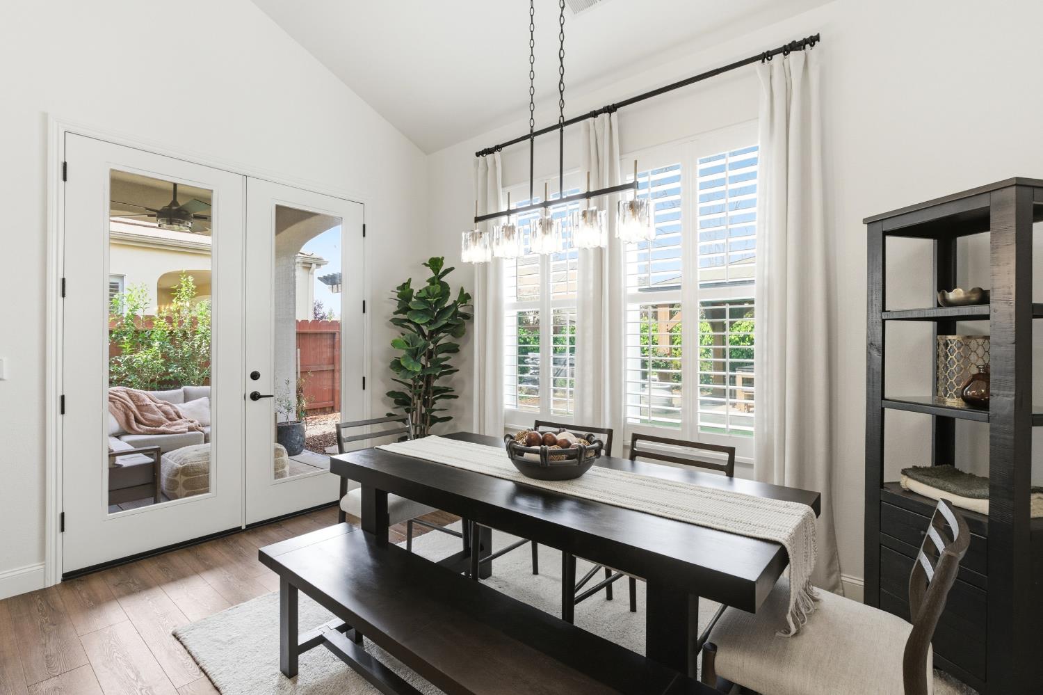 77 W Lester Ave, Clovis, CA 93619