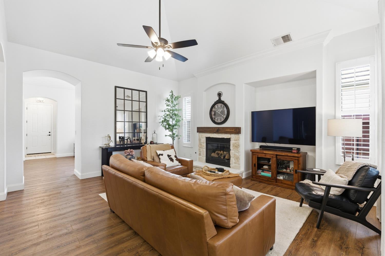 77 W Lester Ave, Clovis, CA 93619