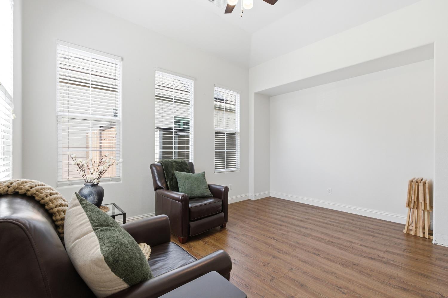 77 W Lester Ave, Clovis, CA 93619