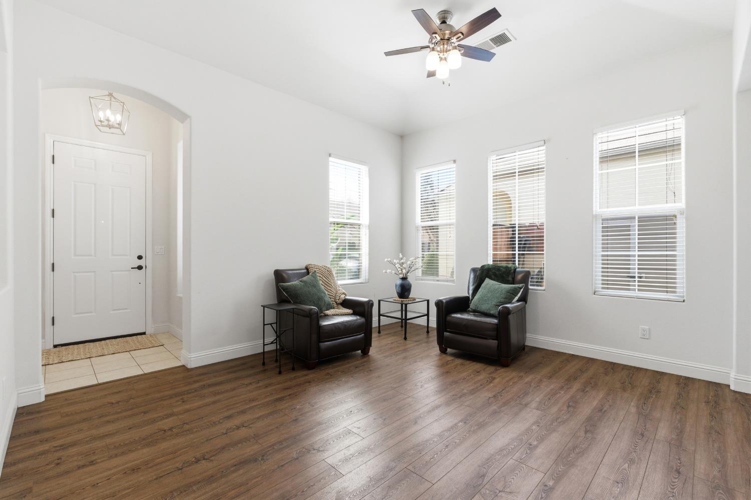 77 W Lester Ave, Clovis, CA 93619