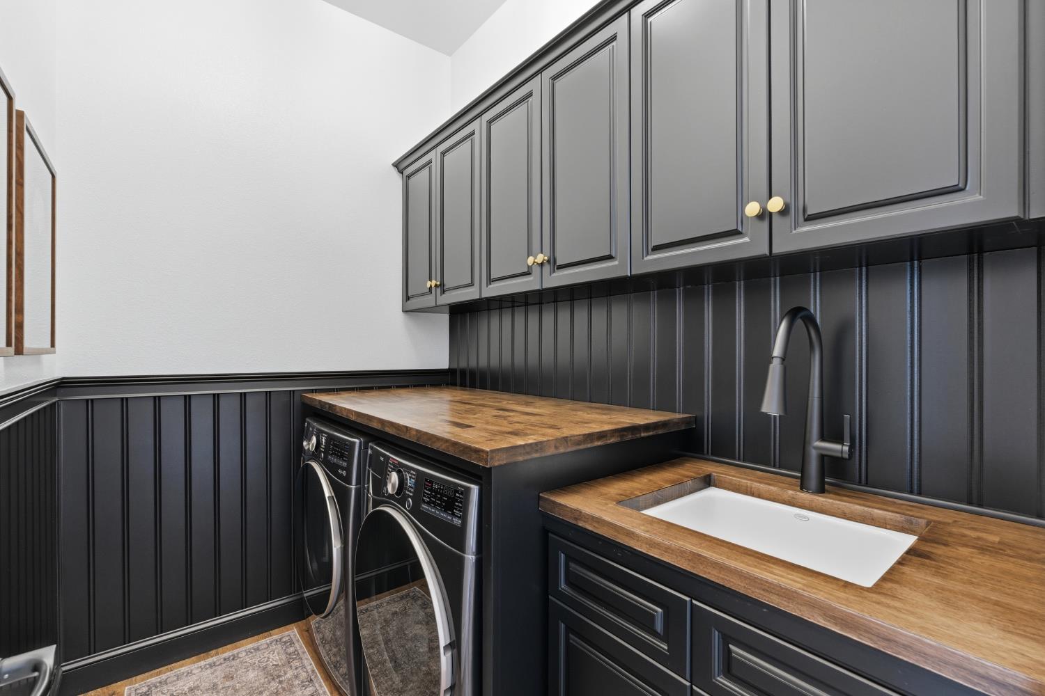 77 W Lester Ave, Clovis, CA 93619