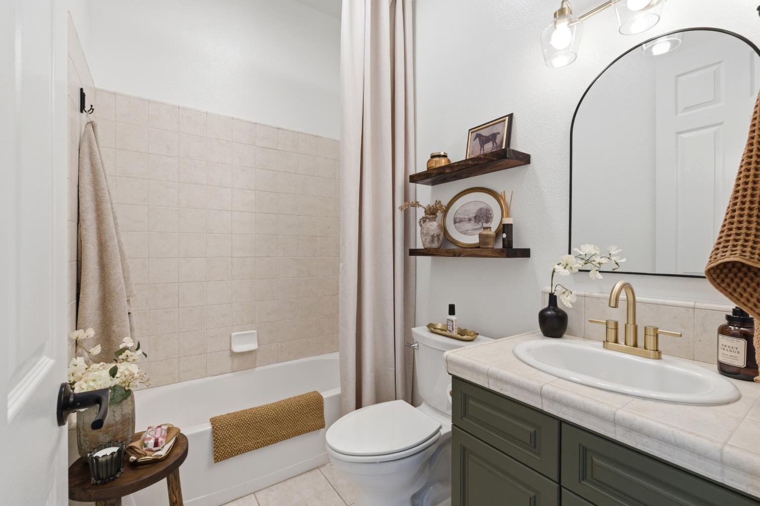 77 W Lester Ave, Clovis, CA 93619