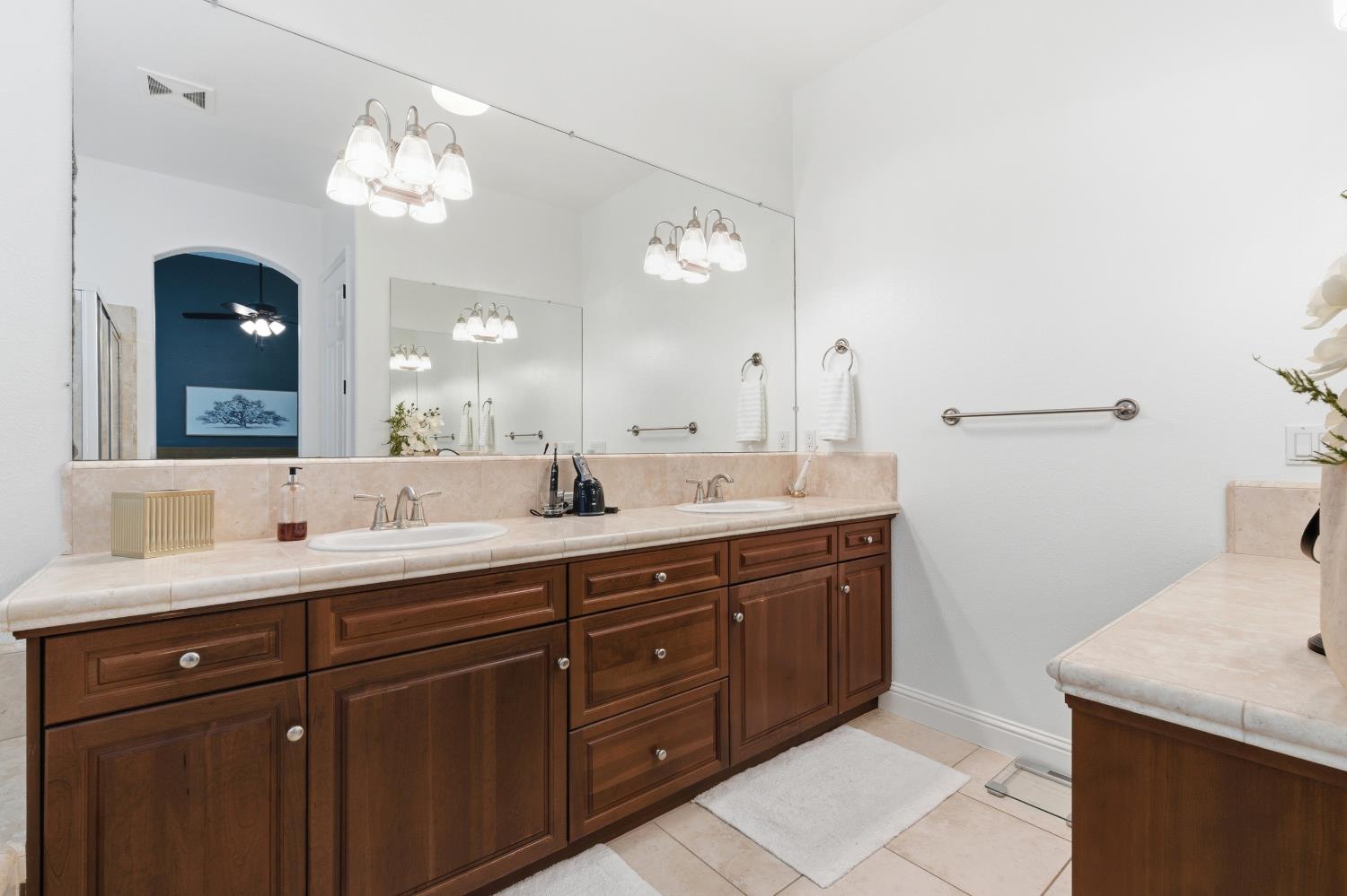 77 W Lester Ave, Clovis, CA 93619