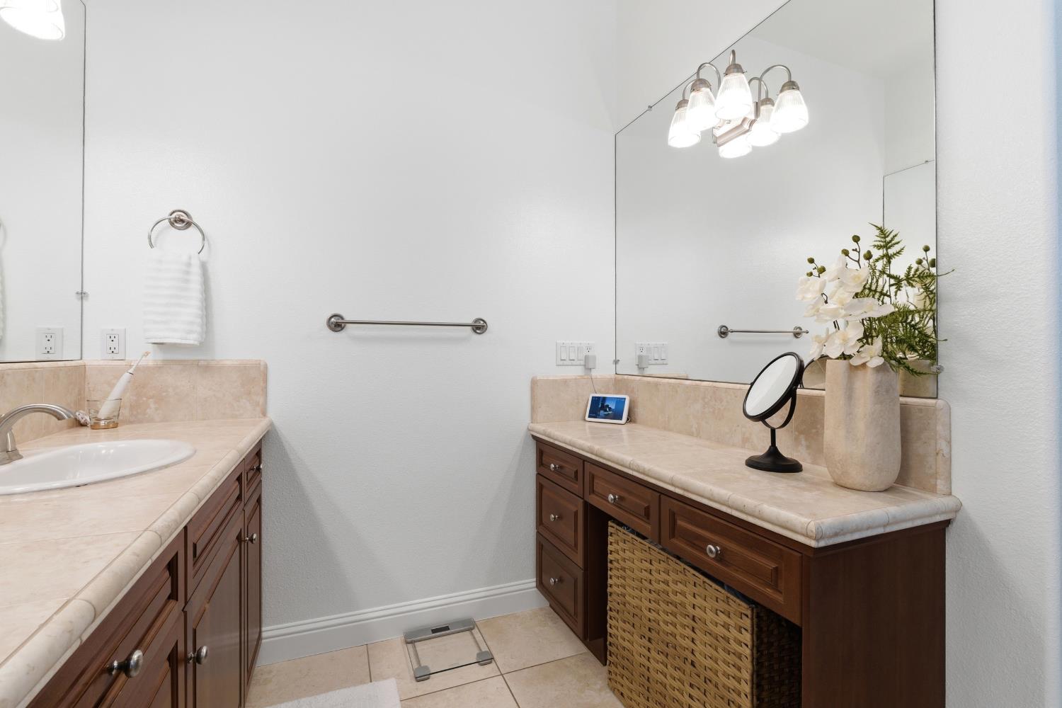 77 W Lester Ave, Clovis, CA 93619