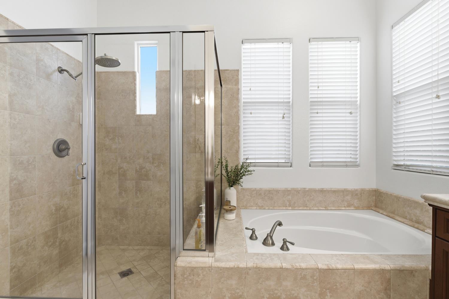 77 W Lester Ave, Clovis, CA 93619