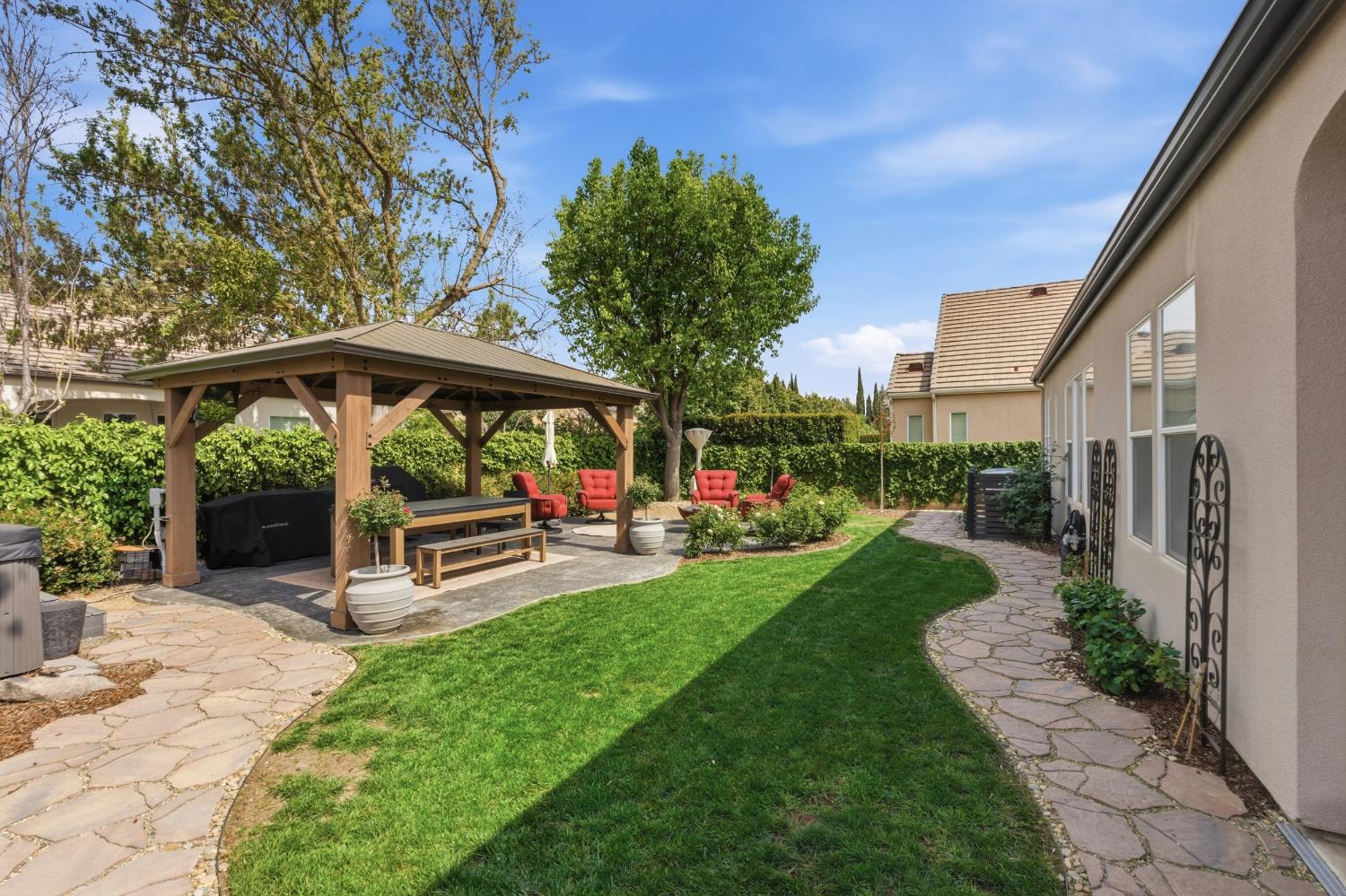 77 W Lester Ave, Clovis, CA 93619