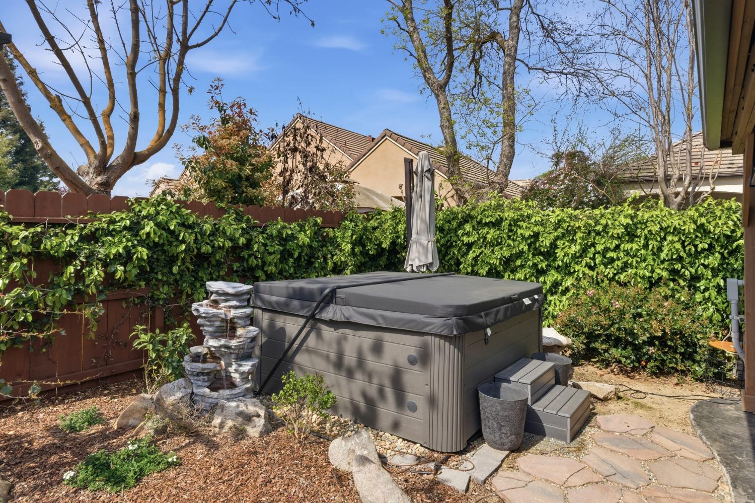 77 W Lester Ave, Clovis, CA 93619