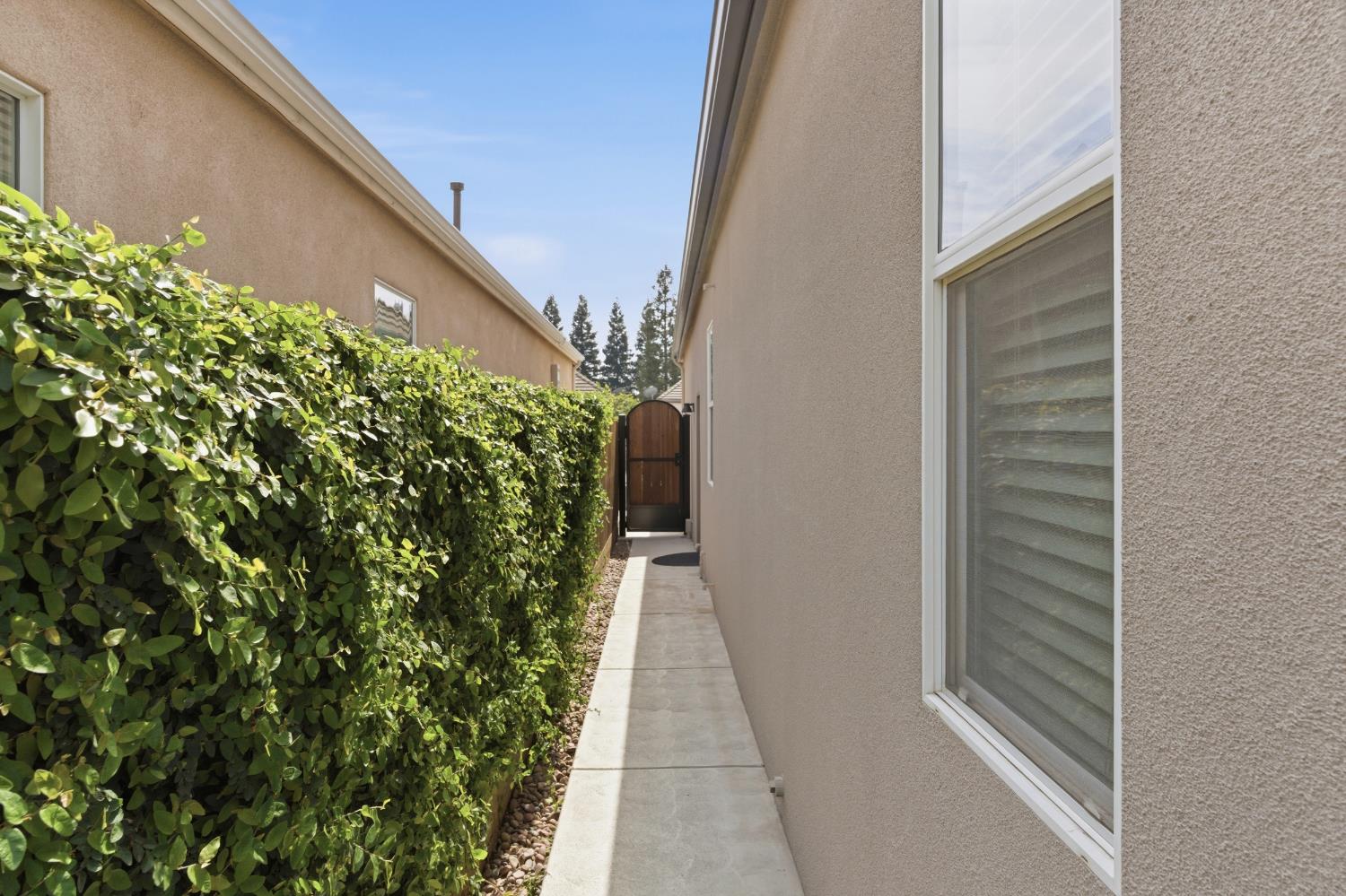 77 W Lester Ave, Clovis, CA 93619