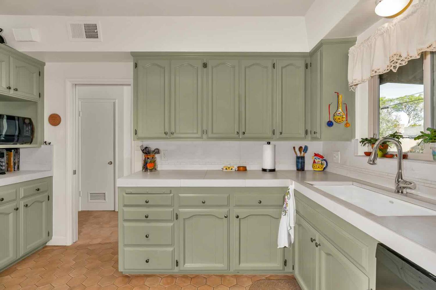 294 W San Bruno Ave, Fresno, CA 93704