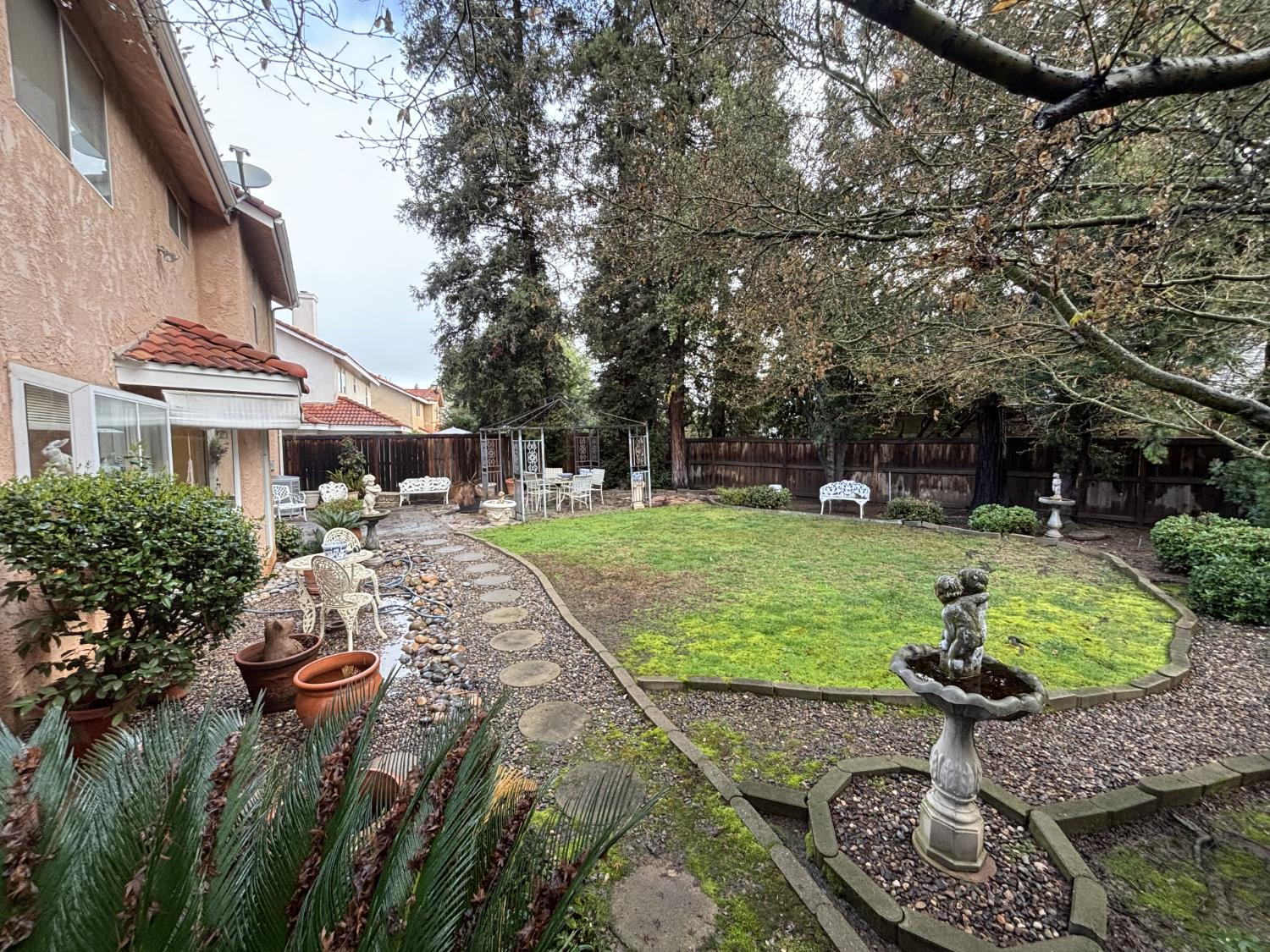 9066 N Red Lion Dr, Fresno, CA 93720