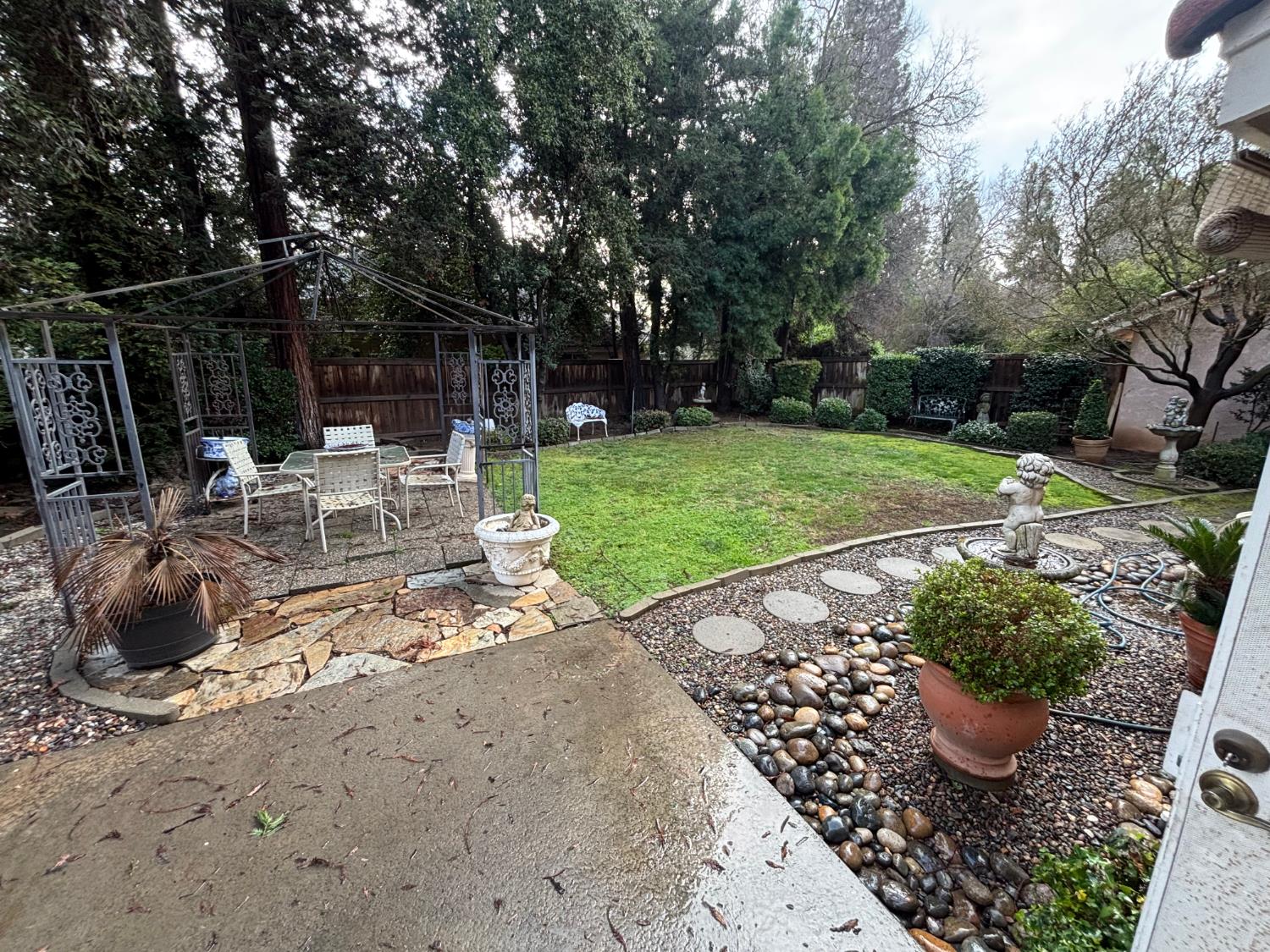 9066 N Red Lion Dr, Fresno, CA 93720