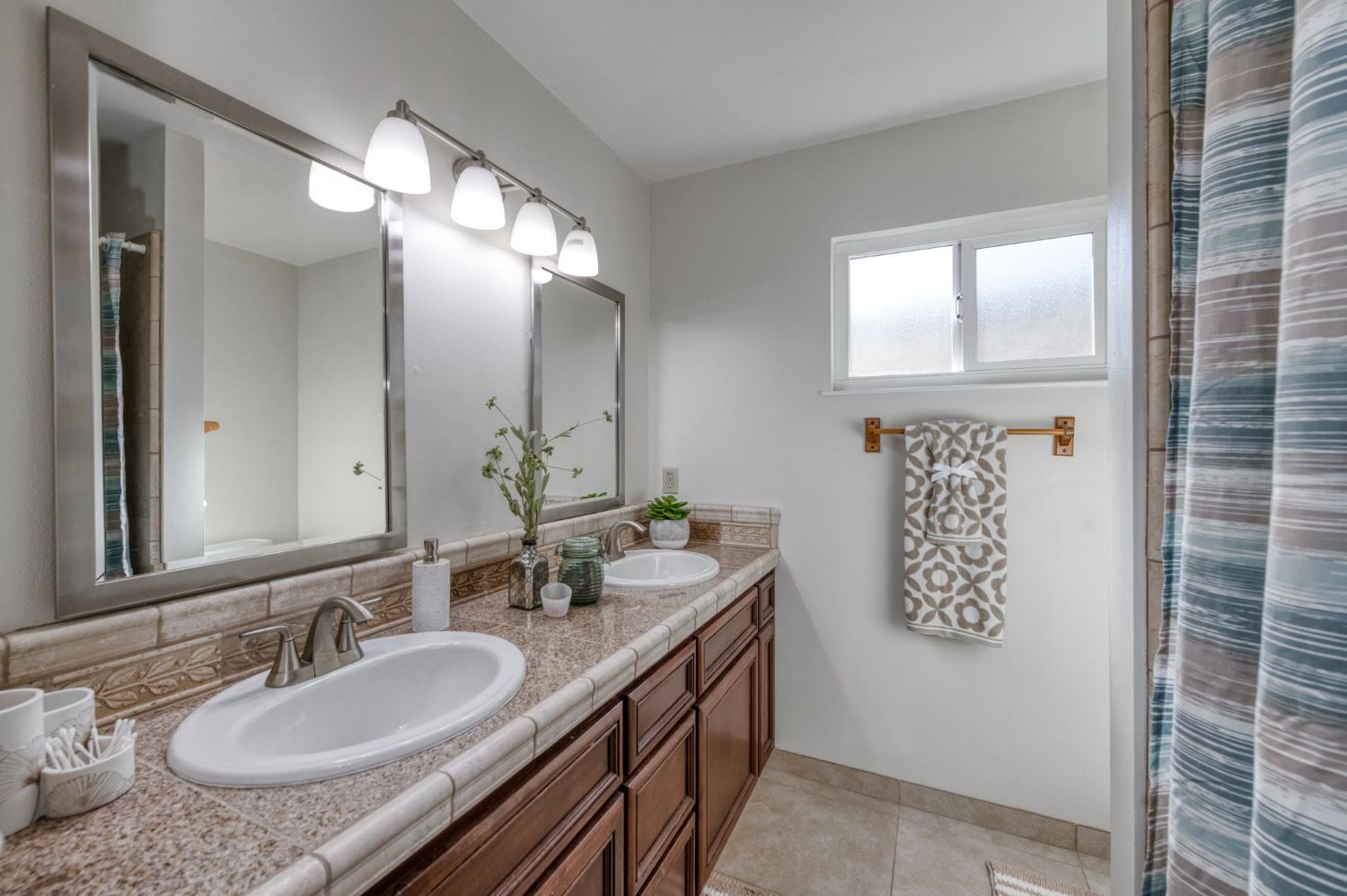 1231 W Fremont Ave, Fresno, CA 93711