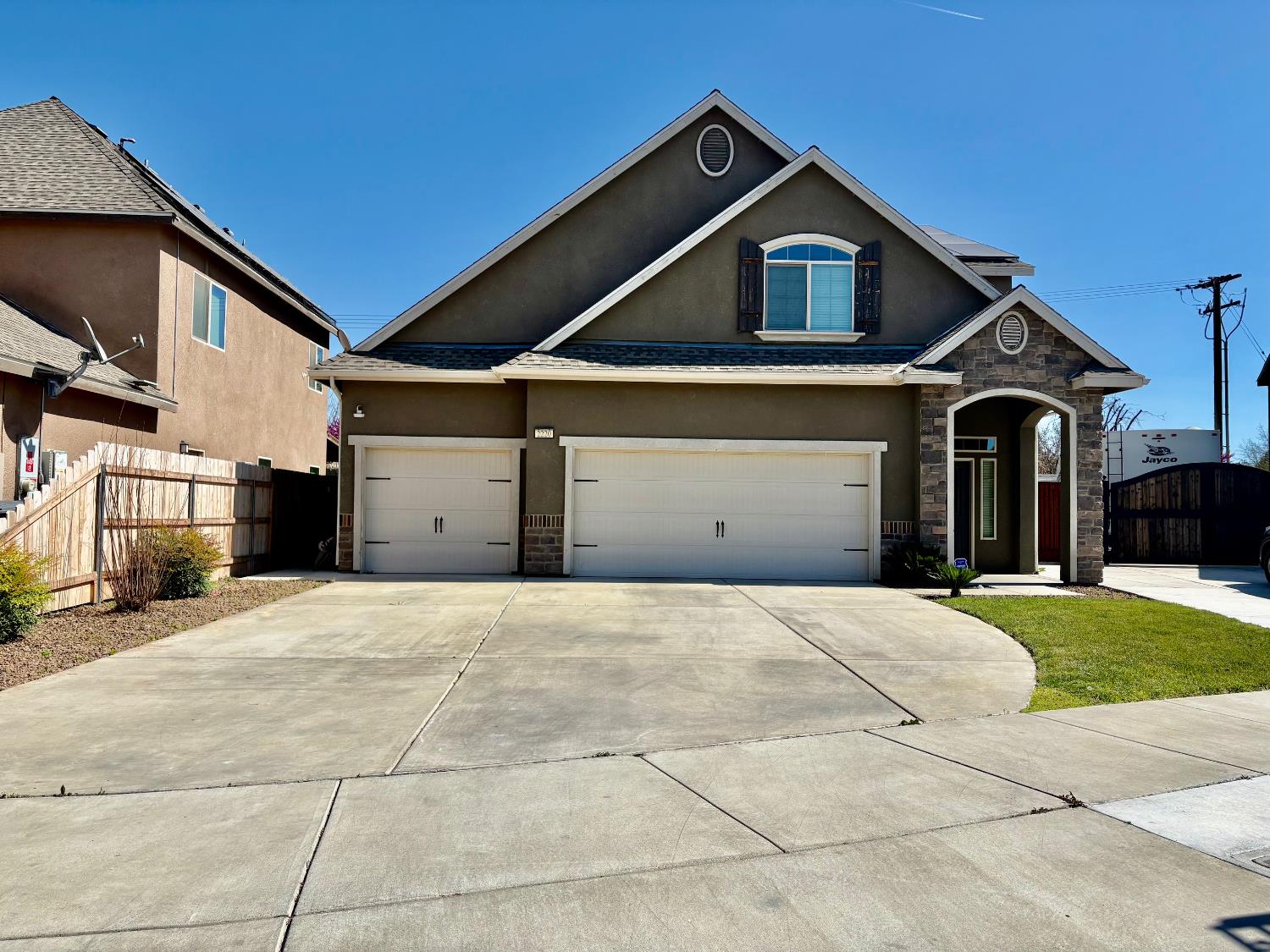 2220 N Shady St, Visalia, CA 93291