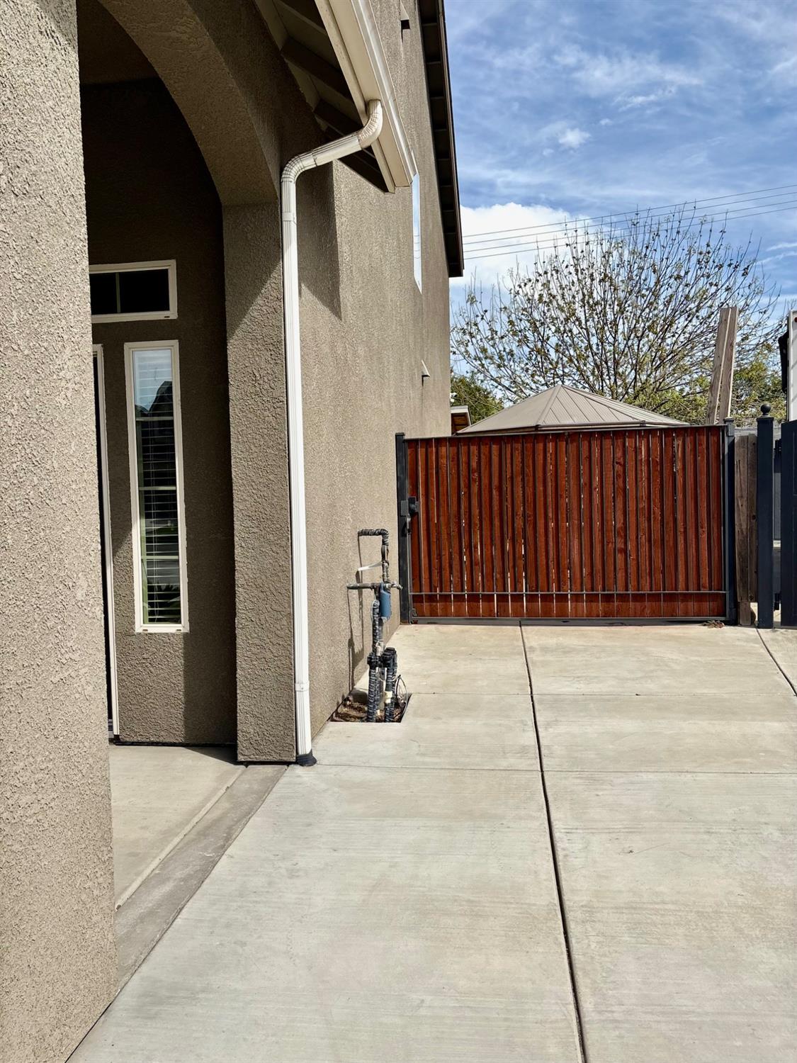 2220 N Shady St, Visalia, CA 93291