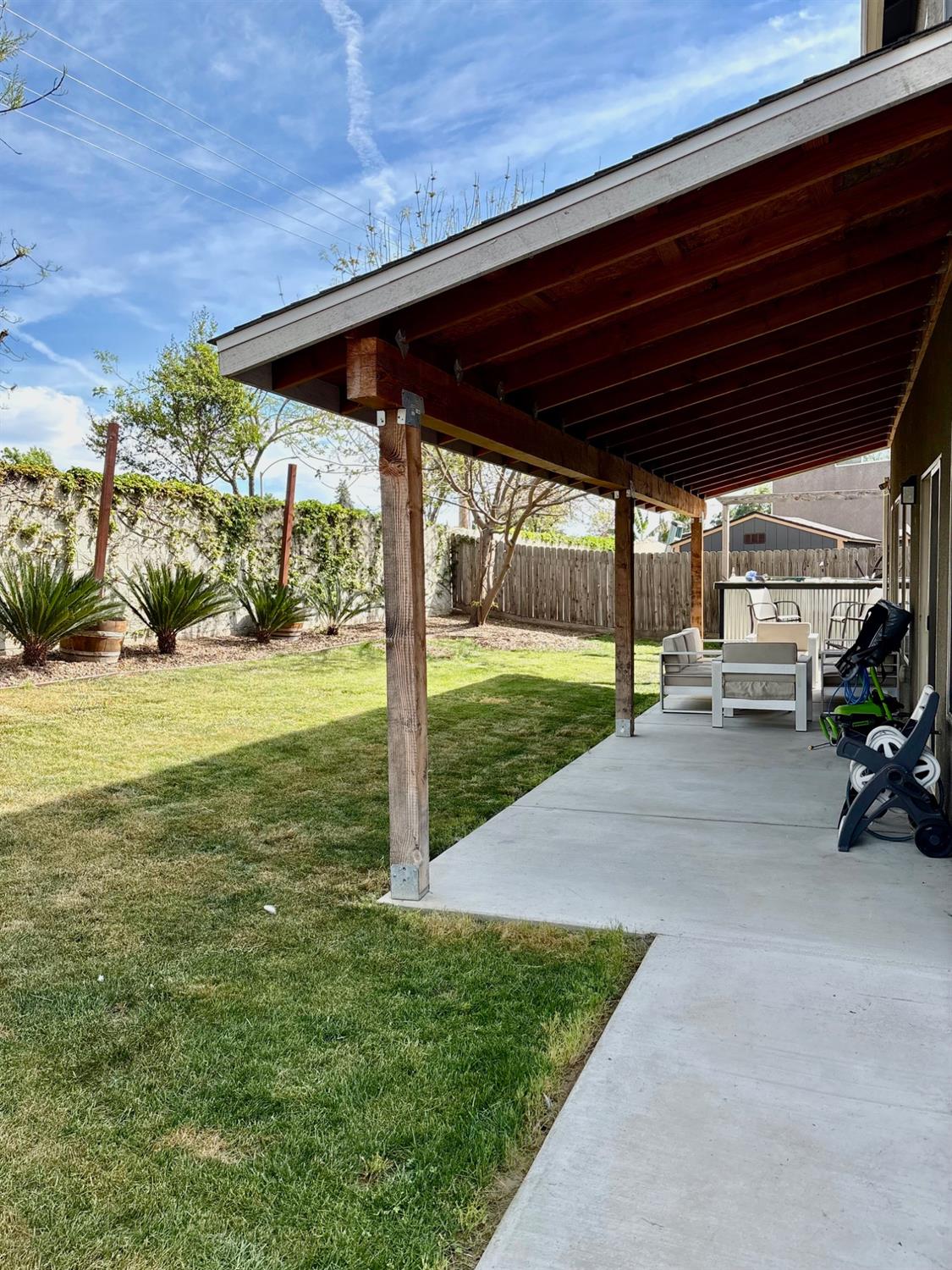 2220 N Shady St, Visalia, CA 93291