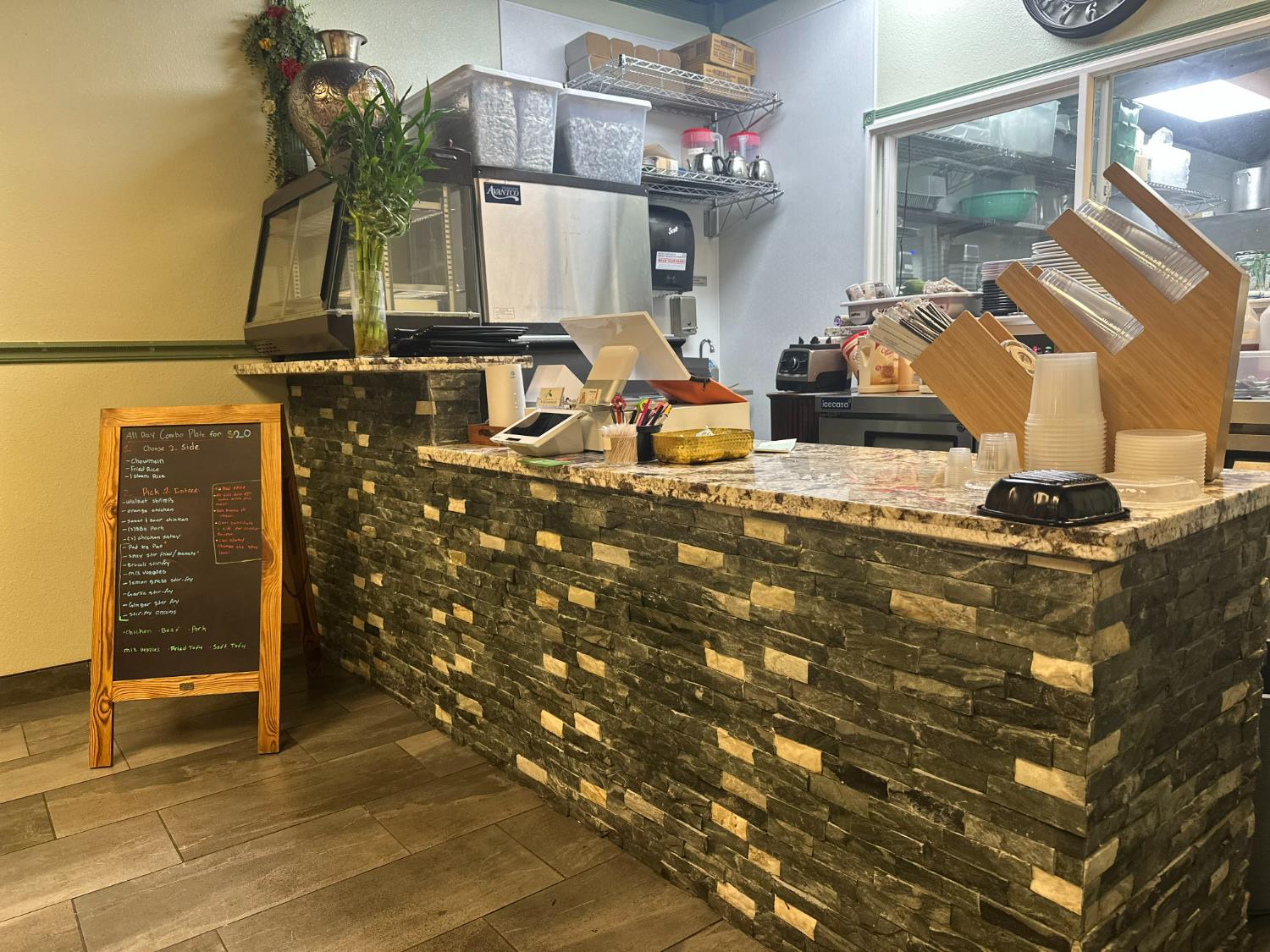 742 W SHAW Ave, Clovis, CA 93612