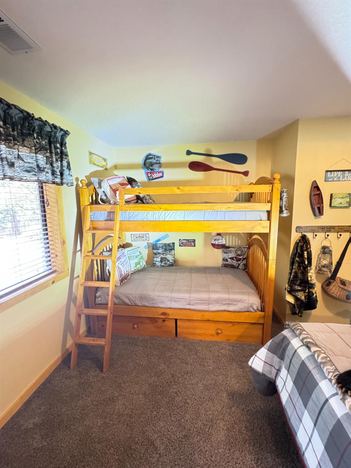 41031 Windwood Rd, Shaver Lake, CA 93664