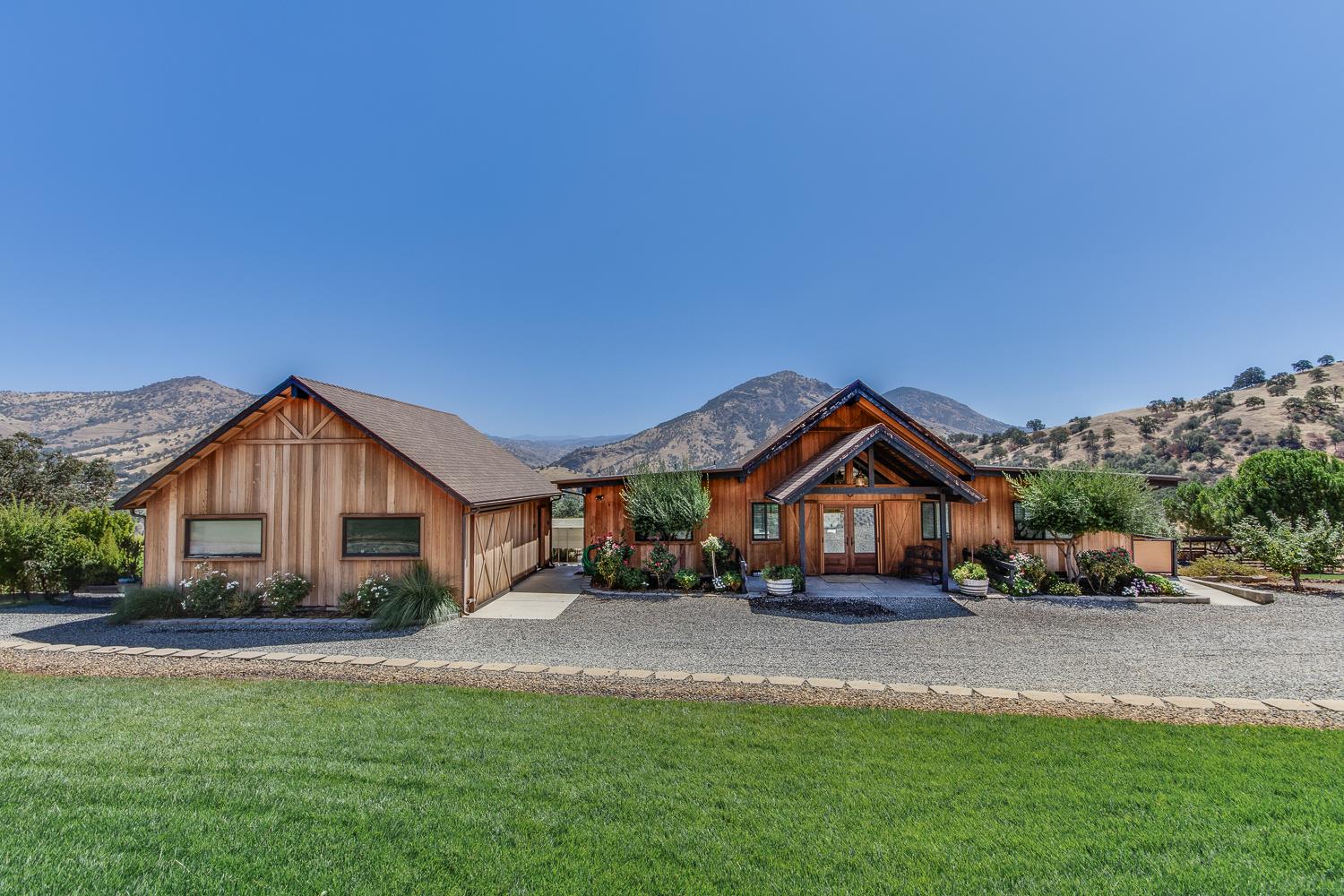 7042 Palomino Dr, Sanger, CA 93657