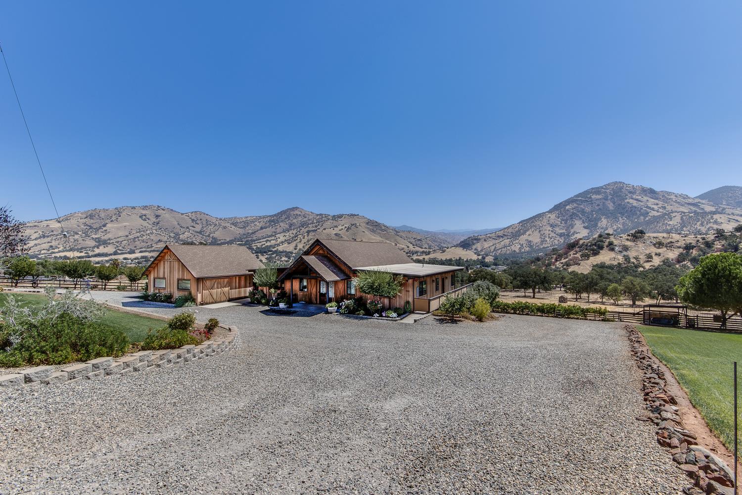 7042 Palomino Dr, Sanger, CA 93657