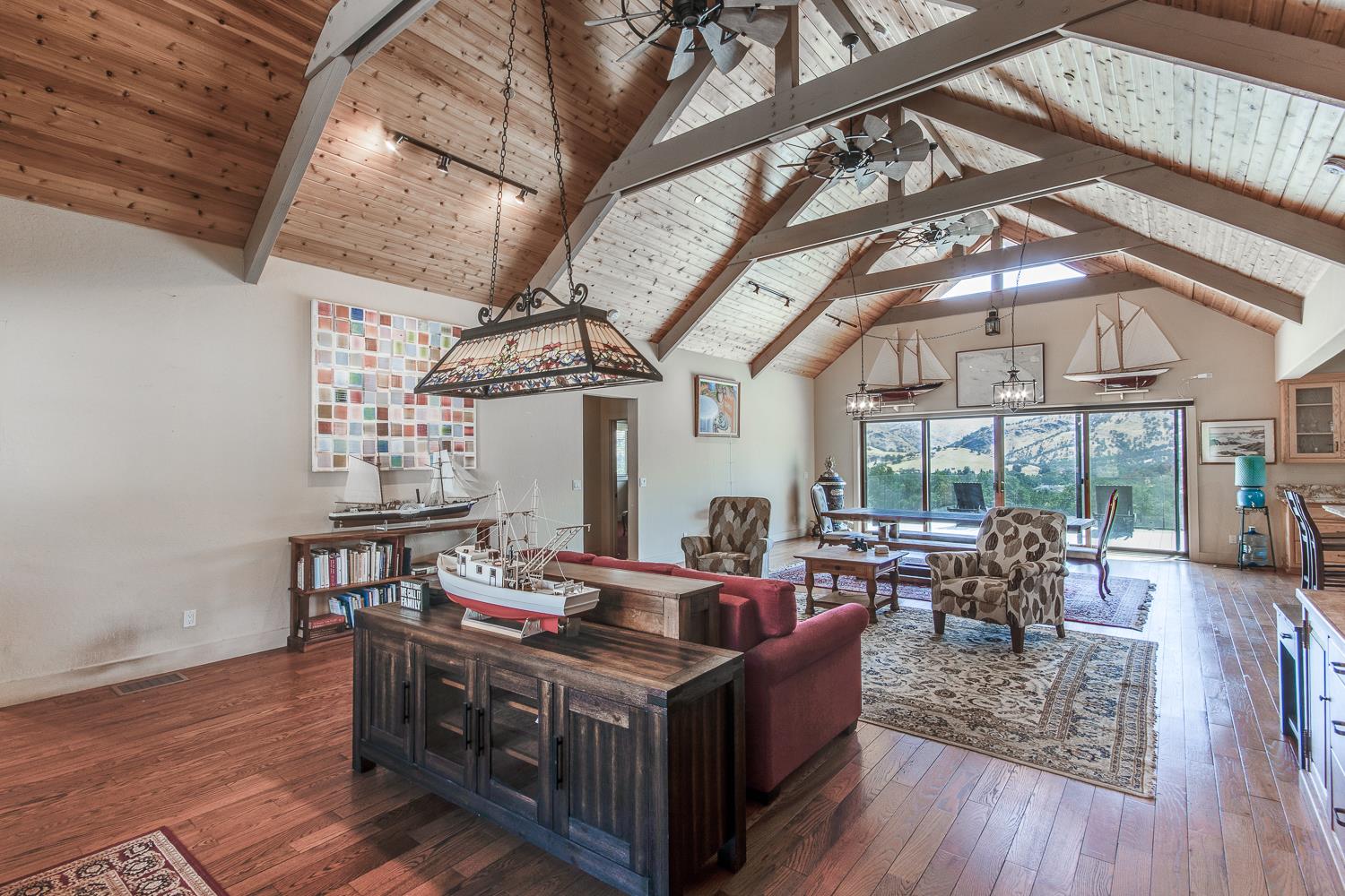 7042 Palomino Dr, Sanger, CA 93657