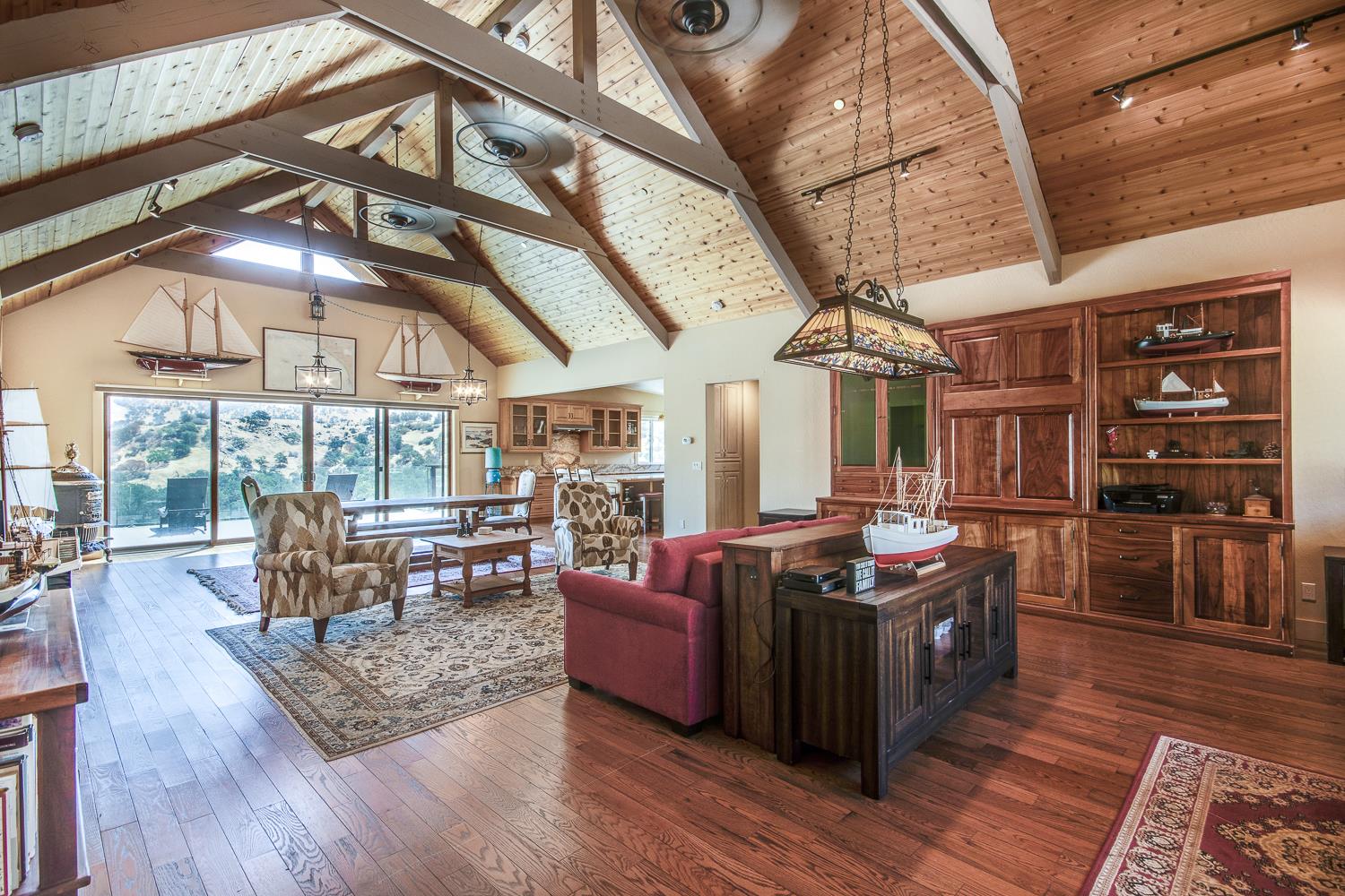 7042 Palomino Dr, Sanger, CA 93657