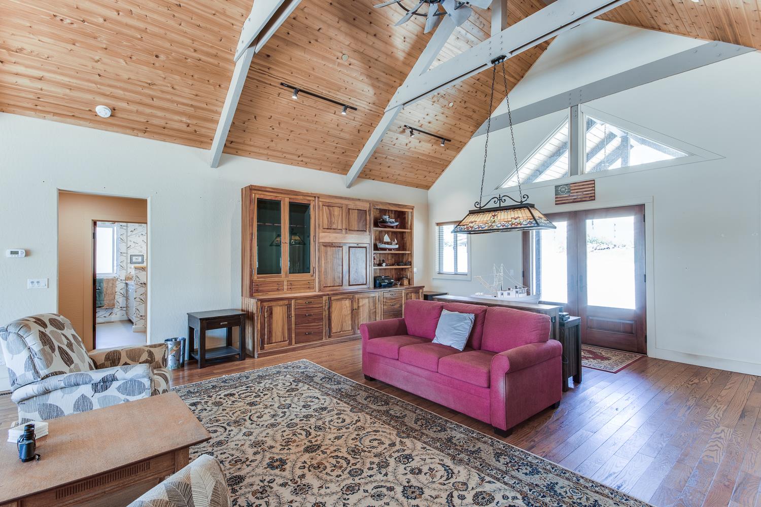 7042 Palomino Dr, Sanger, CA 93657