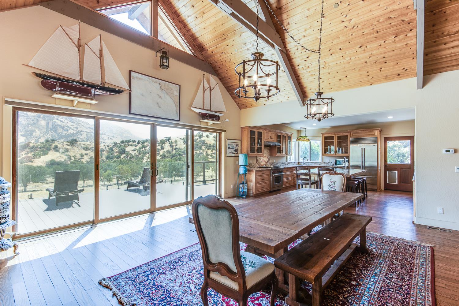 7042 Palomino Dr, Sanger, CA 93657