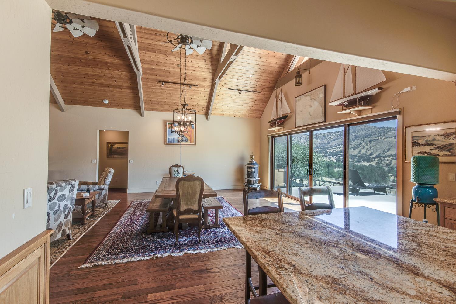 7042 Palomino Dr, Sanger, CA 93657