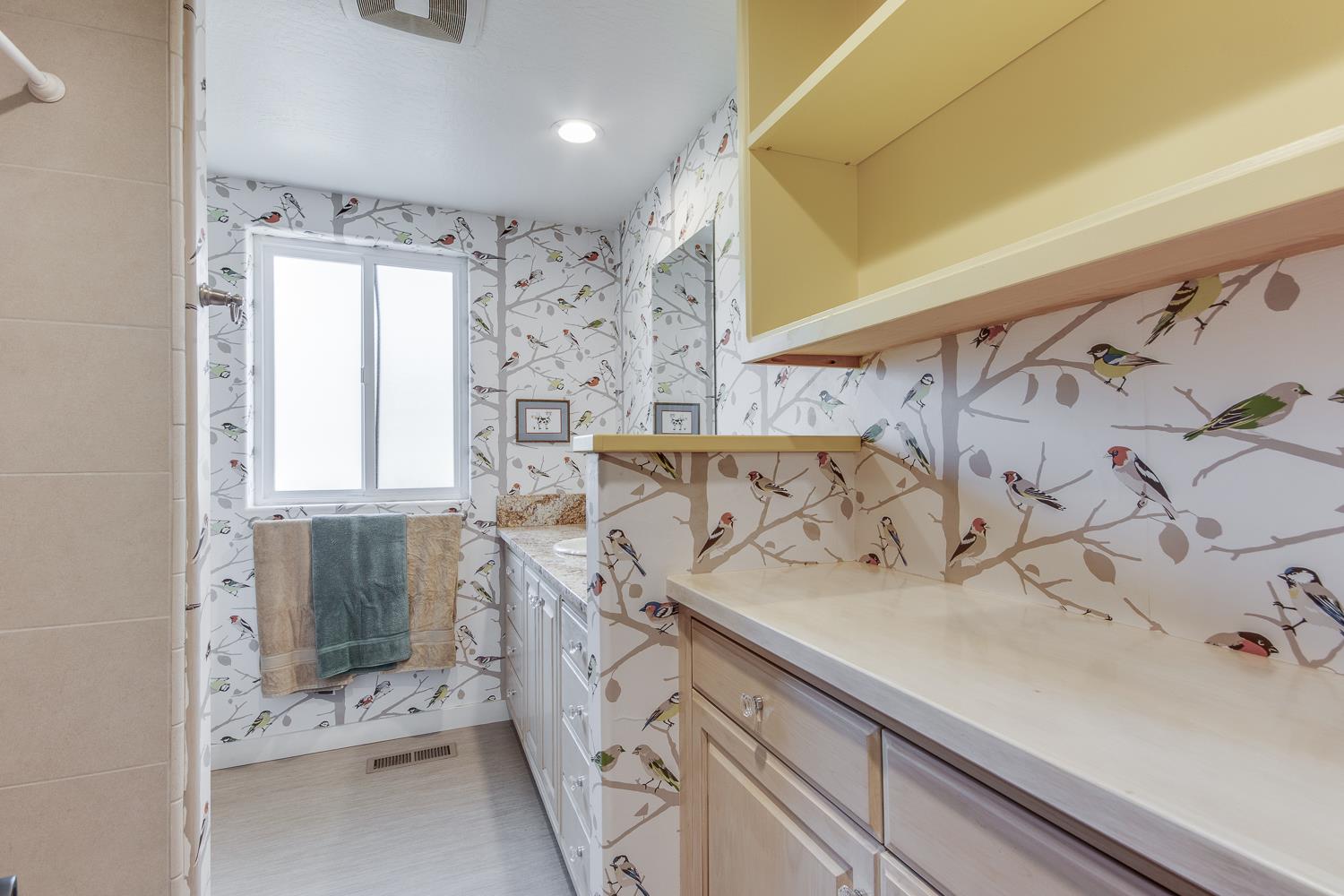 7042 Palomino Dr, Sanger, CA 93657